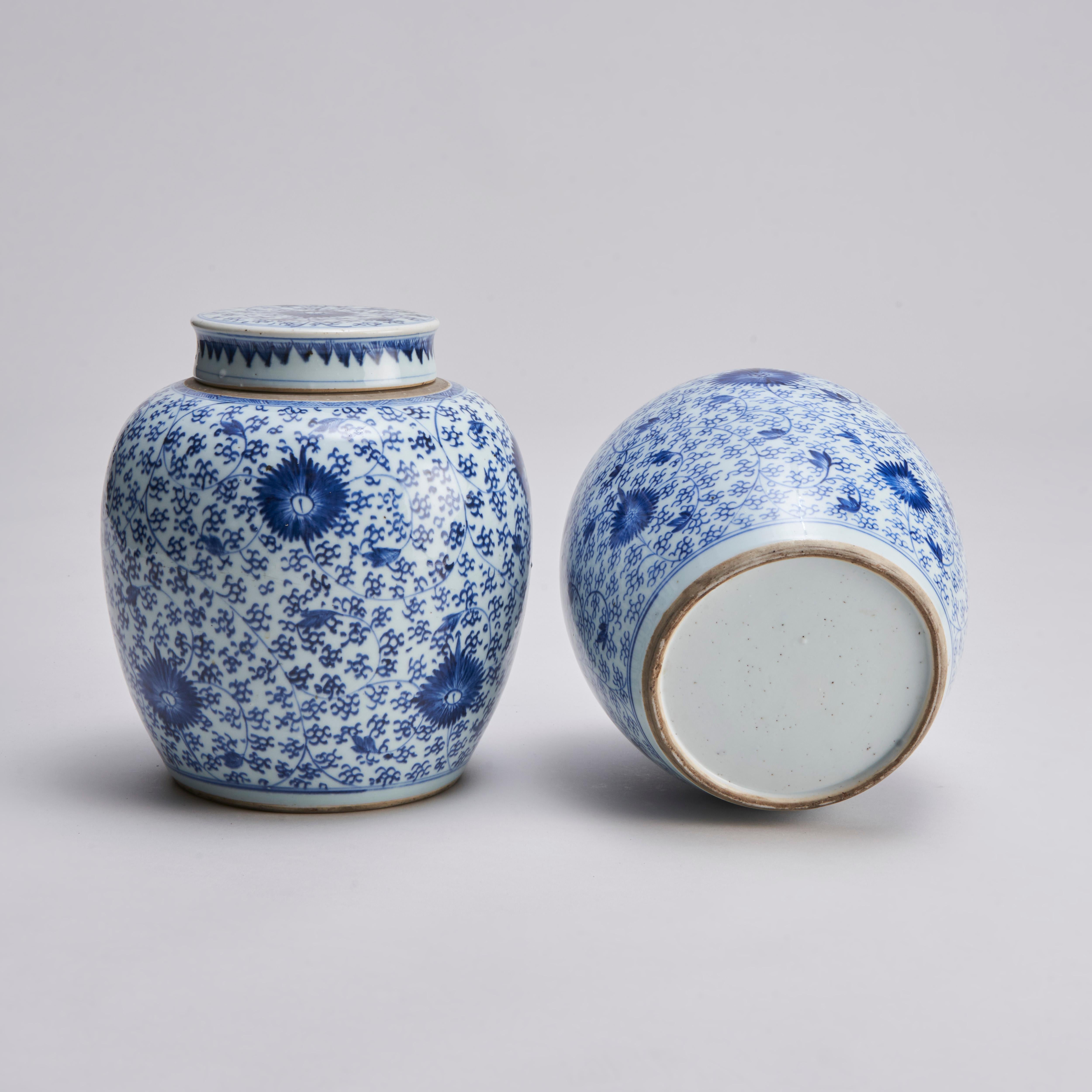 A pair of attractive, 18th C Chinese porcelain blue and white jars and covers For Sale 4