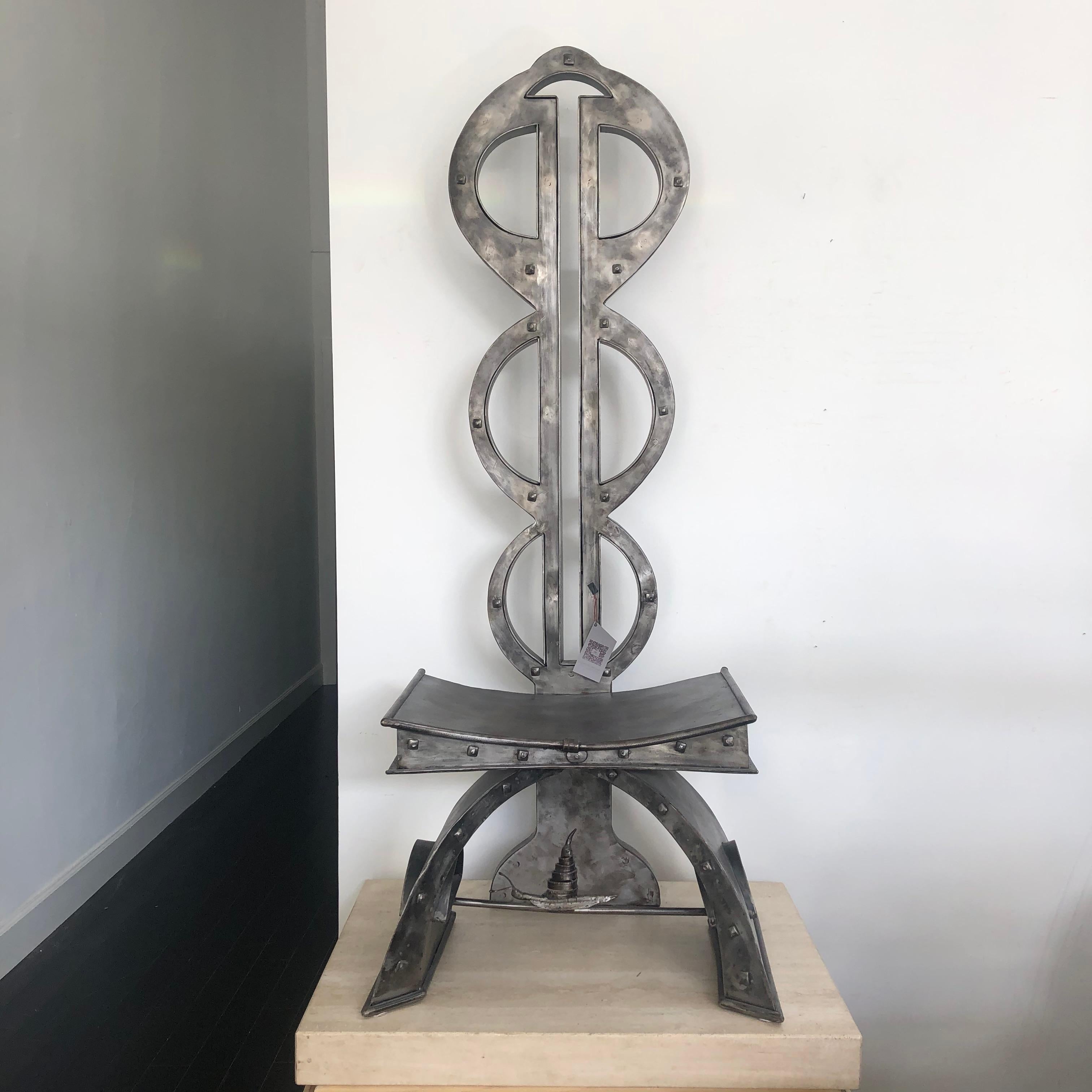 Une paire de chaises d'entrée sculpturales en acier du designer italien Augosts Dionisi Fabbro. Maintenus ensemble par la soudure de fines feuilles de métal qui forment un creux à l'intérieur. Une grande esthétique industrielle en métal avec de