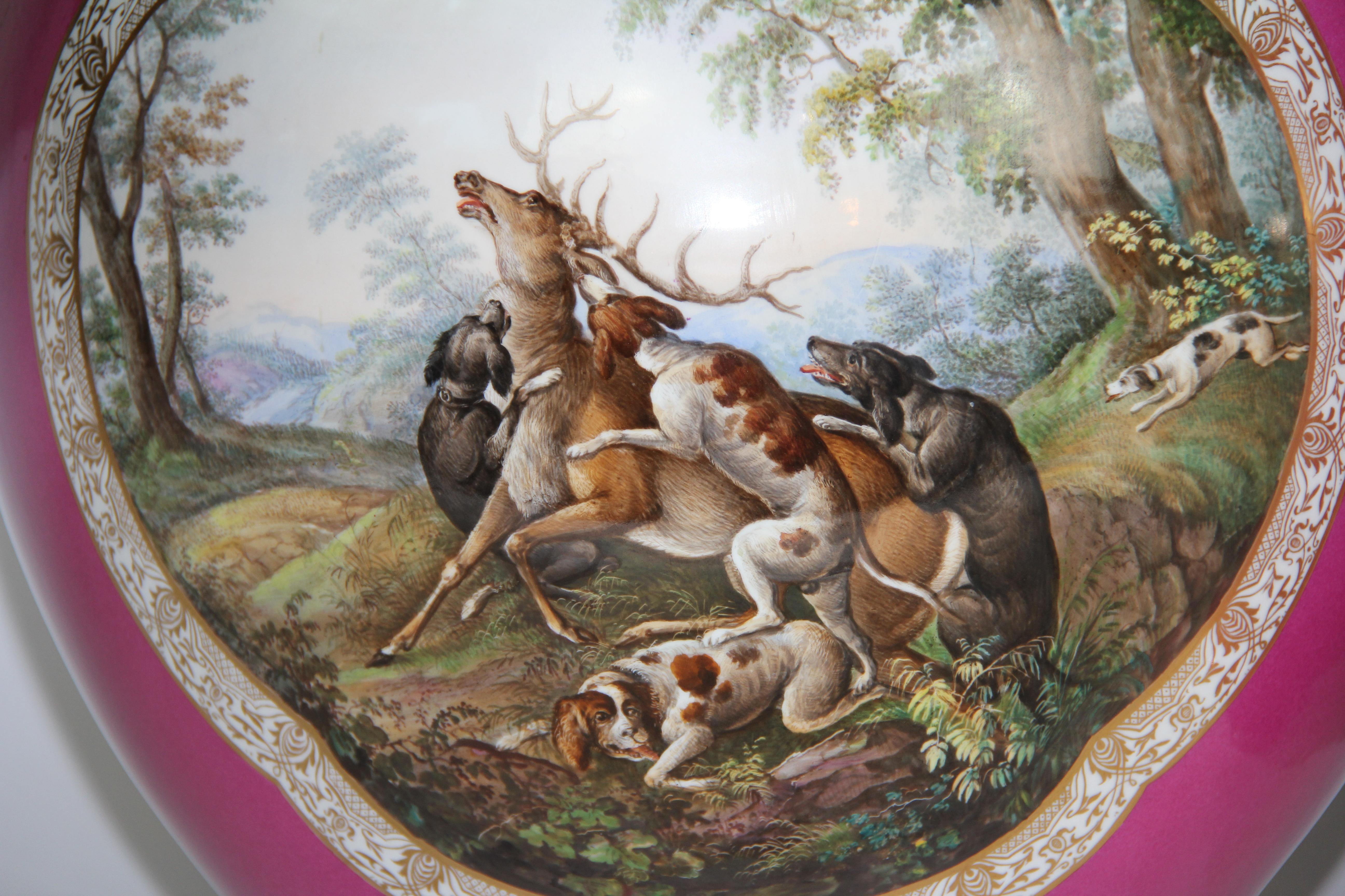 Paar Augustus Rex Meissener Porzellanvasen mit rosa Grund und Jagdszenen im Angebot 3