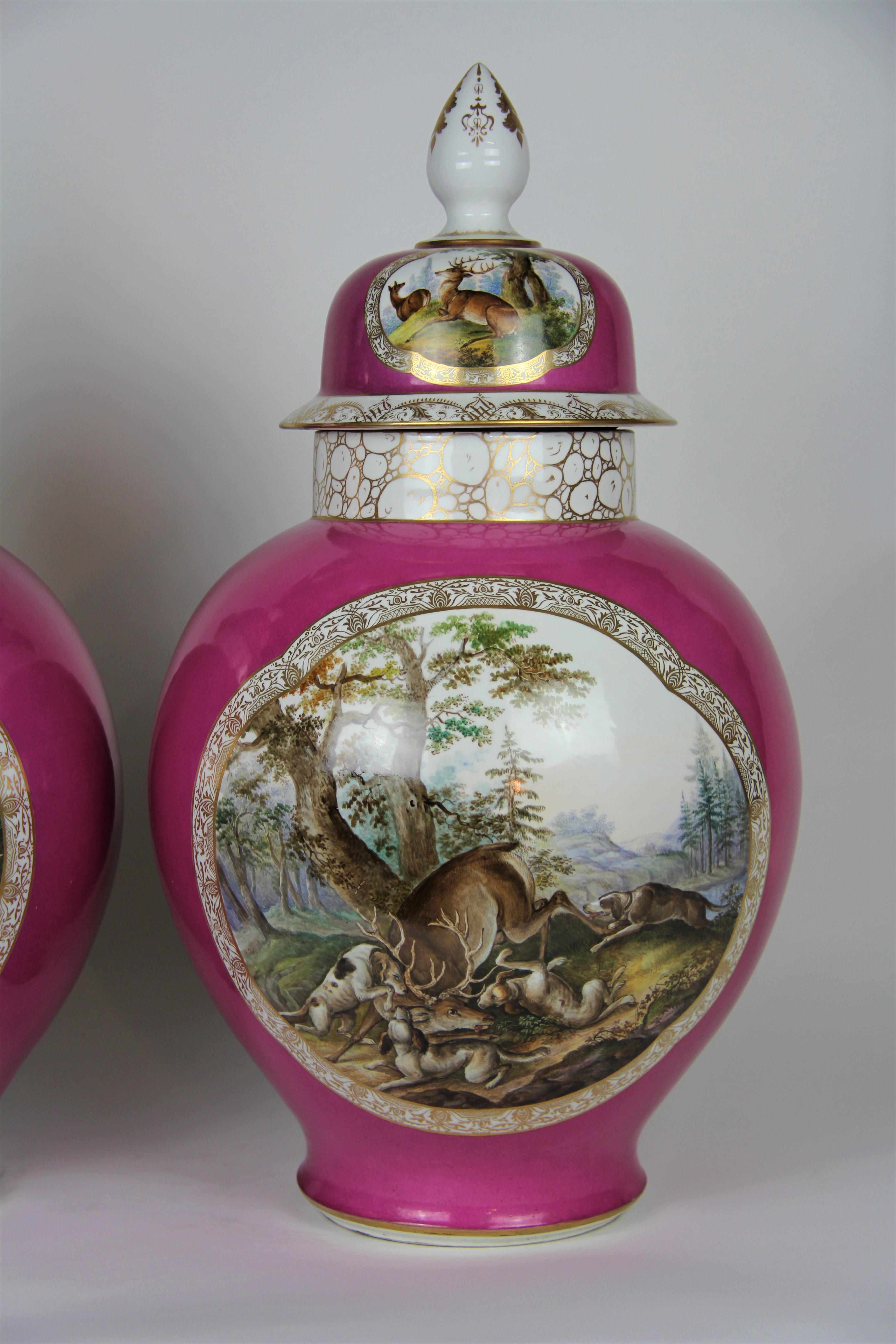 Paar Augustus Rex Meissener Porzellanvasen mit rosa Grund und Jagdszenen (Louis XVI.) im Angebot