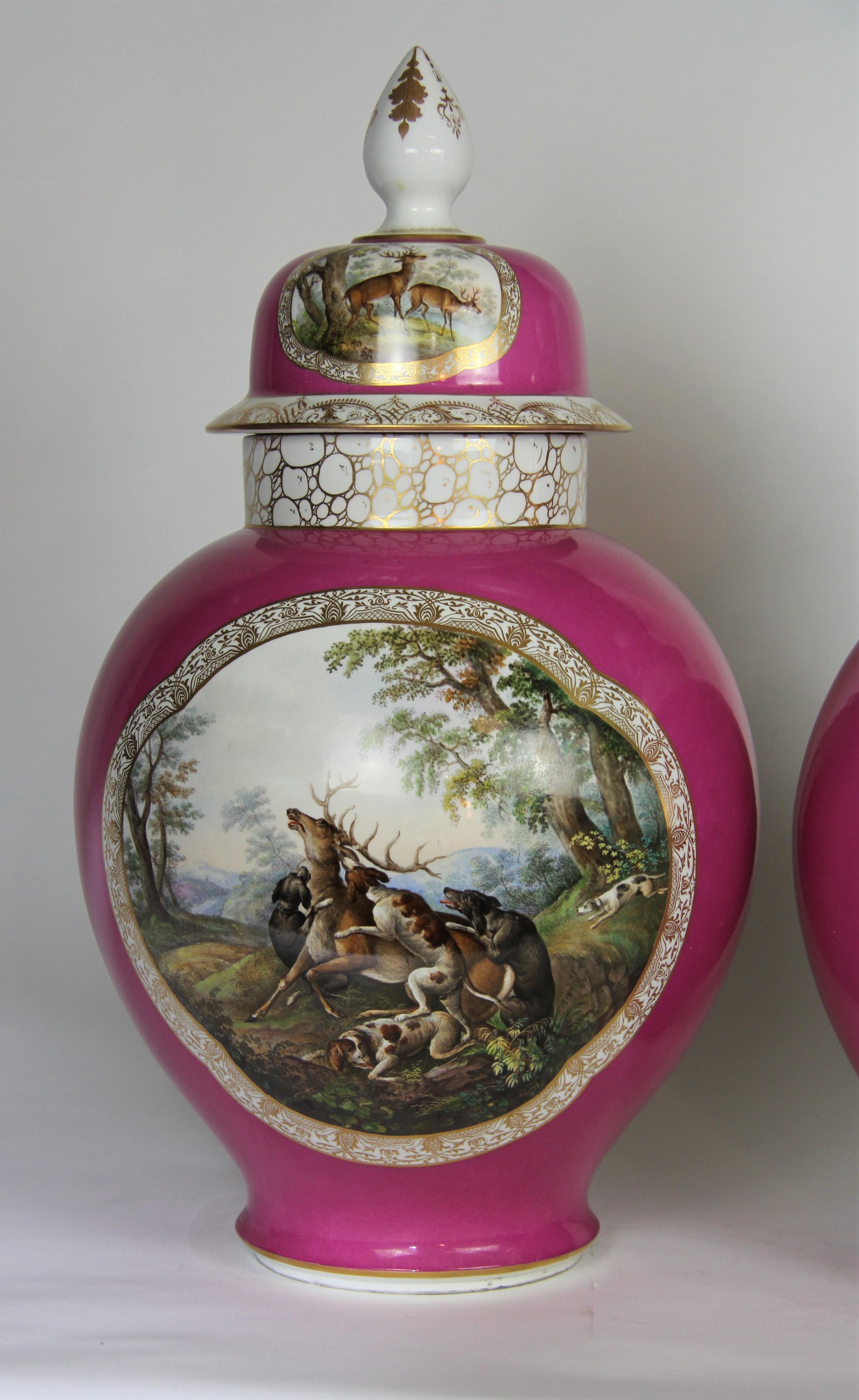 Paar Augustus Rex Meissener Porzellanvasen mit rosa Grund und Jagdszenen (Deutsch) im Angebot