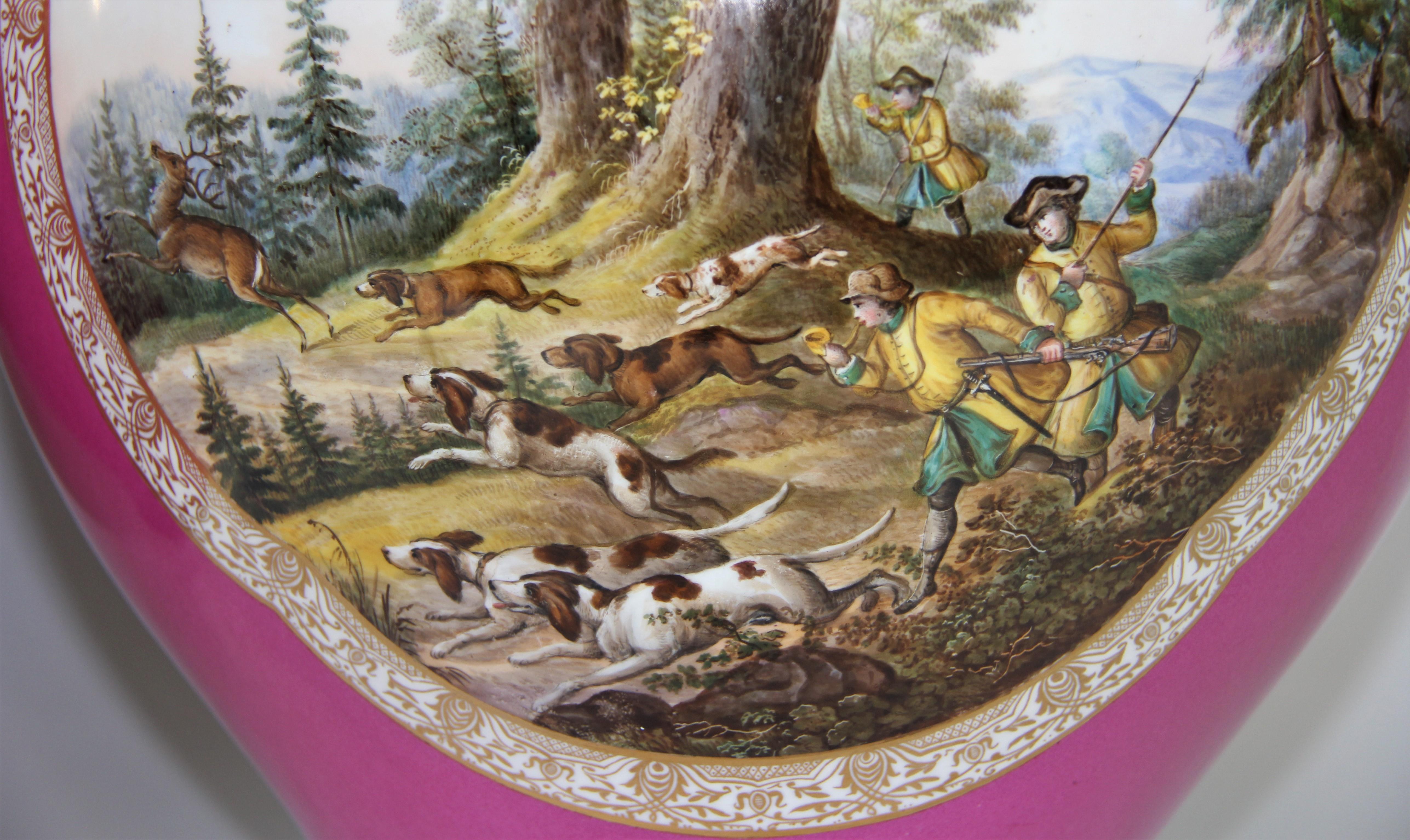 Paar Augustus Rex Meissener Porzellanvasen mit rosa Grund und Jagdszenen im Angebot 2