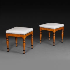 Pareja de taburetes austriacos Biedermeier de madera de arce