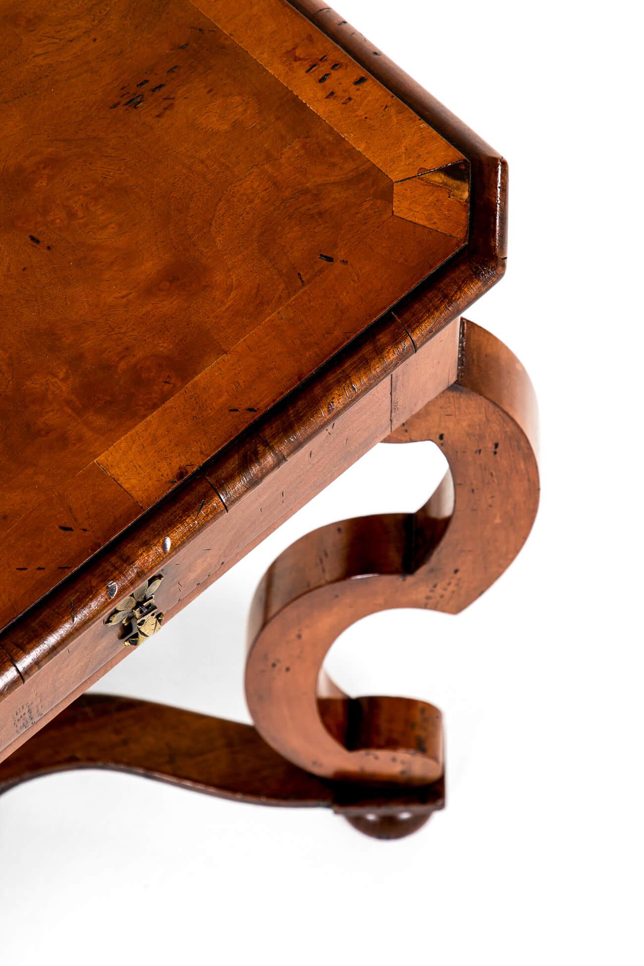 Ein Paar österreichische Biedermeier Beistelltische aus Nussbaum im Angebot 3
