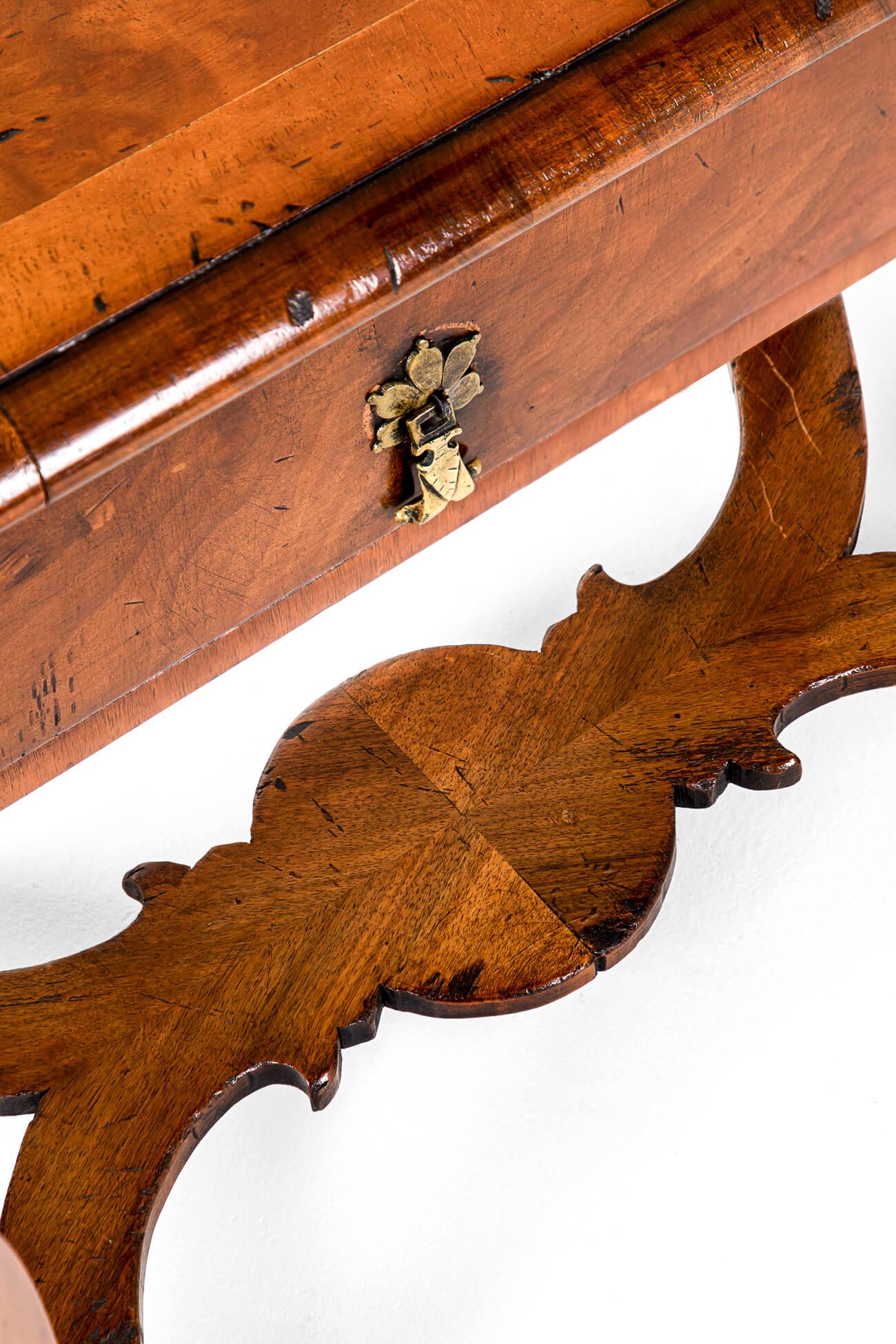 Ein Paar österreichische Biedermeier Beistelltische aus Nussbaum im Angebot 4
