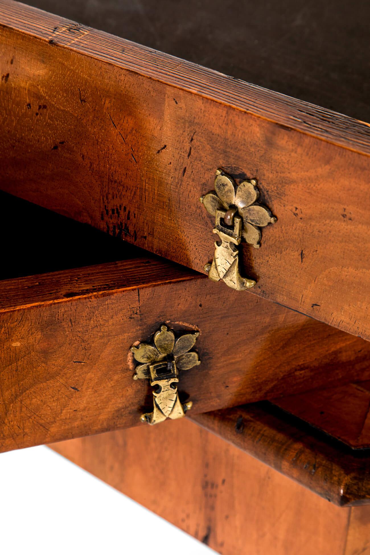 Ein Paar österreichische Biedermeier Beistelltische aus Nussbaum im Angebot 5