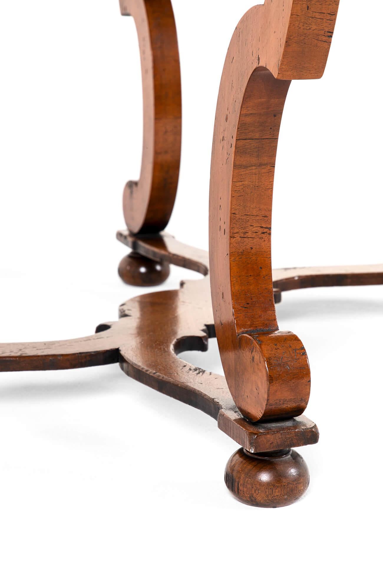 Ein Paar österreichische Biedermeier Beistelltische aus Nussbaum im Angebot 6