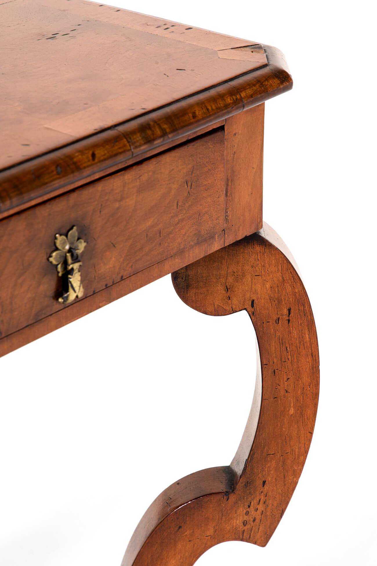 Ein Paar österreichische Biedermeier Beistelltische aus Nussbaum im Angebot 7