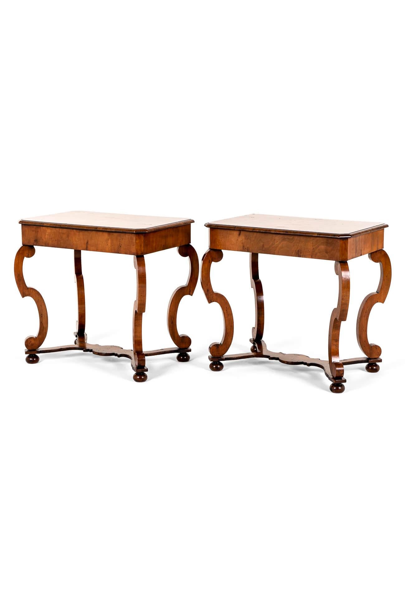 Ein schönes Paar Biedermeier Beistelltische oder Mitteltische aus Nussbaum in gutem Landhauszustand.

Die rechteckigen Platten mit Querbändern und sanft geformten Seiten zeigen eine hervorragende Maserung und Patina über einer tiefen