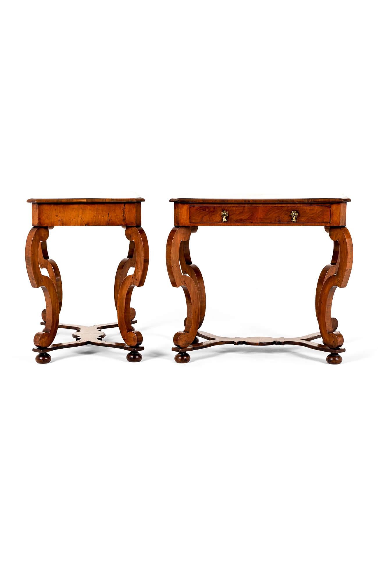 Ein Paar österreichische Biedermeier Beistelltische aus Nussbaum (Österreichisch) im Angebot