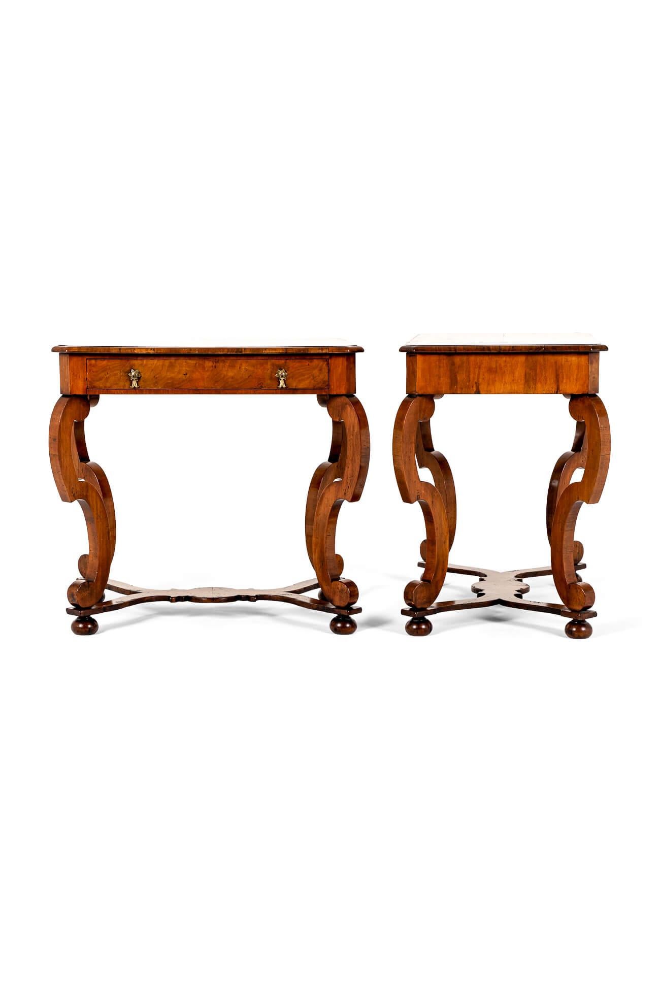 Ein Paar österreichische Biedermeier Beistelltische aus Nussbaum (Handgefertigt) im Angebot