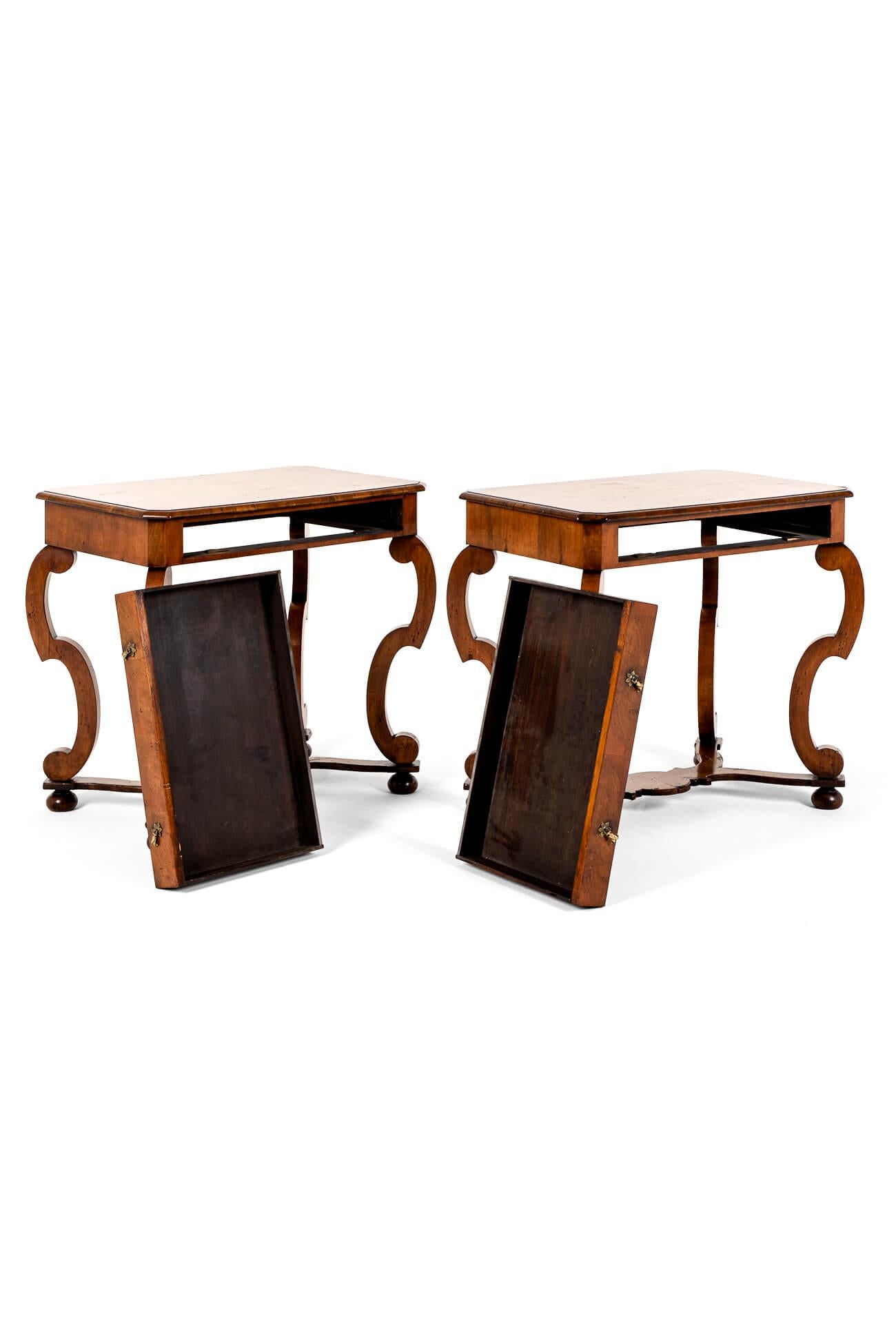 Ein Paar österreichische Biedermeier Beistelltische aus Nussbaum (19. Jahrhundert) im Angebot