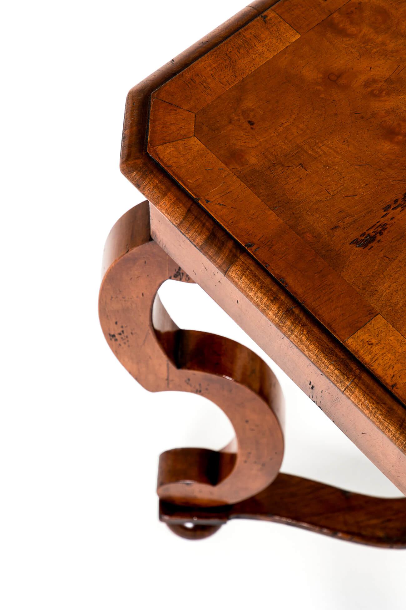 Ein Paar österreichische Biedermeier Beistelltische aus Nussbaum (Messing) im Angebot
