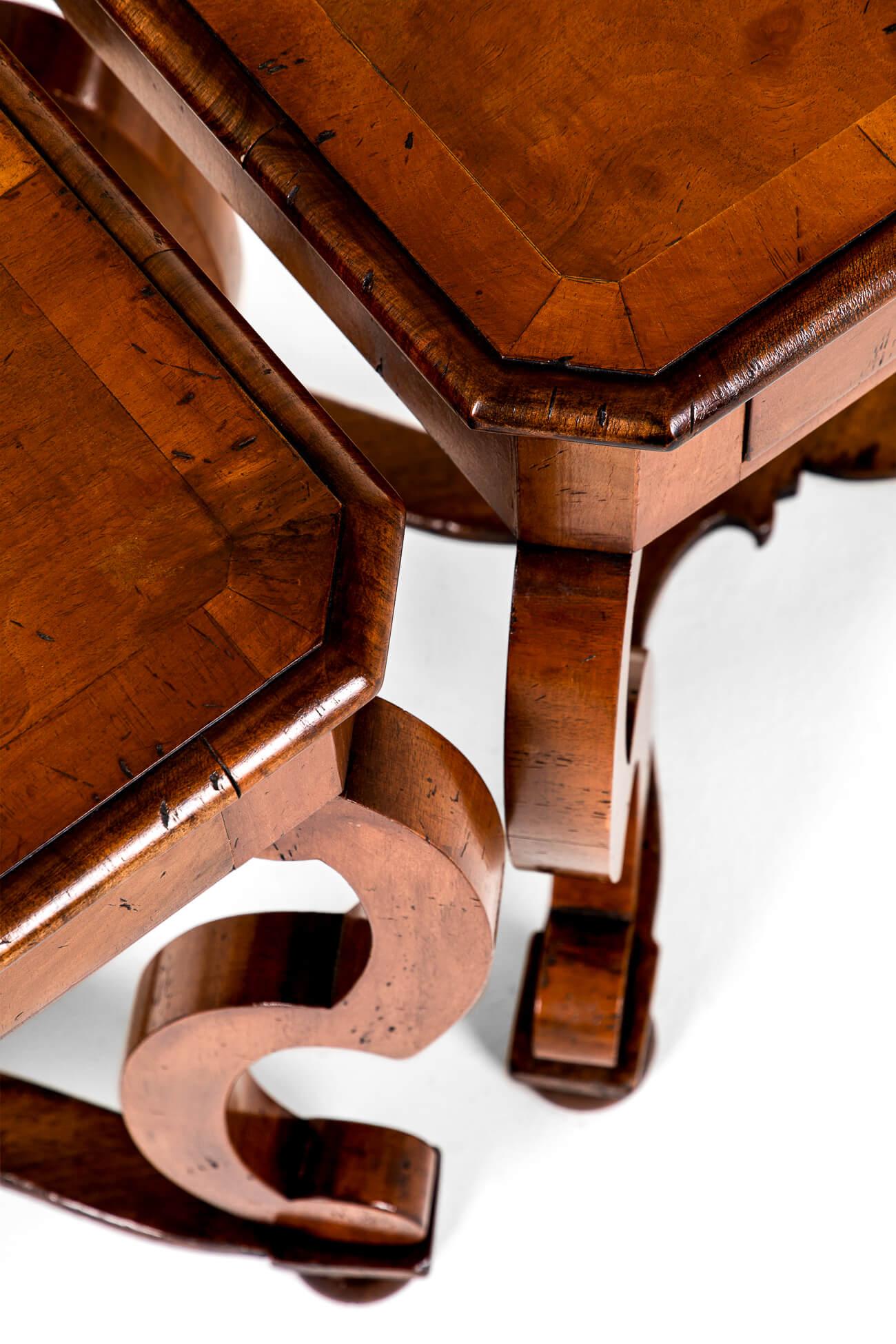 Ein Paar österreichische Biedermeier Beistelltische aus Nussbaum im Angebot 2