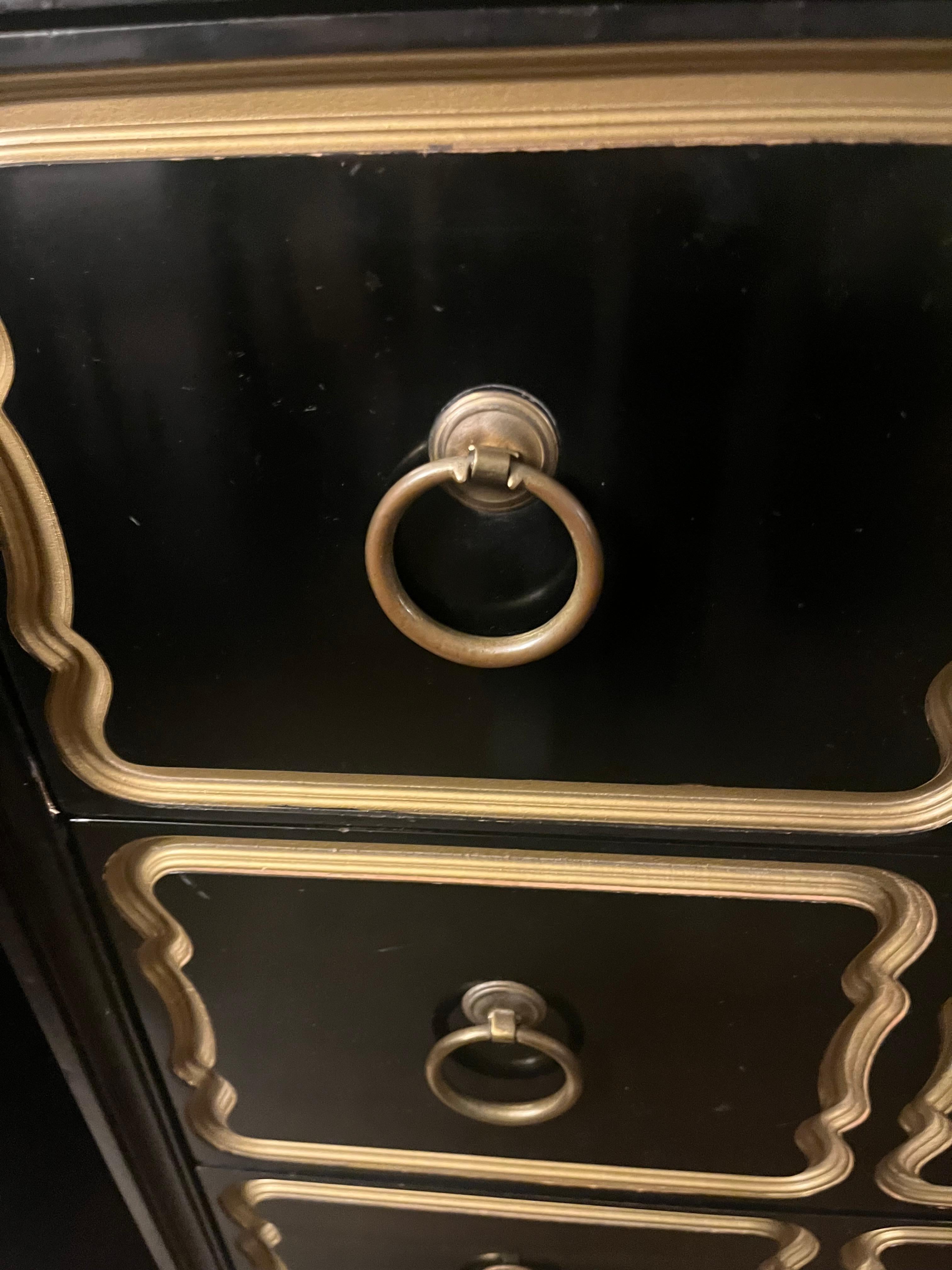 Coppia di autentiche cassettiere a tre cassetti Dorothy Draper Espana in mogano ebanizzato con accenti dorati dipinti. I dorsi sono rifiniti in modo da poterli 