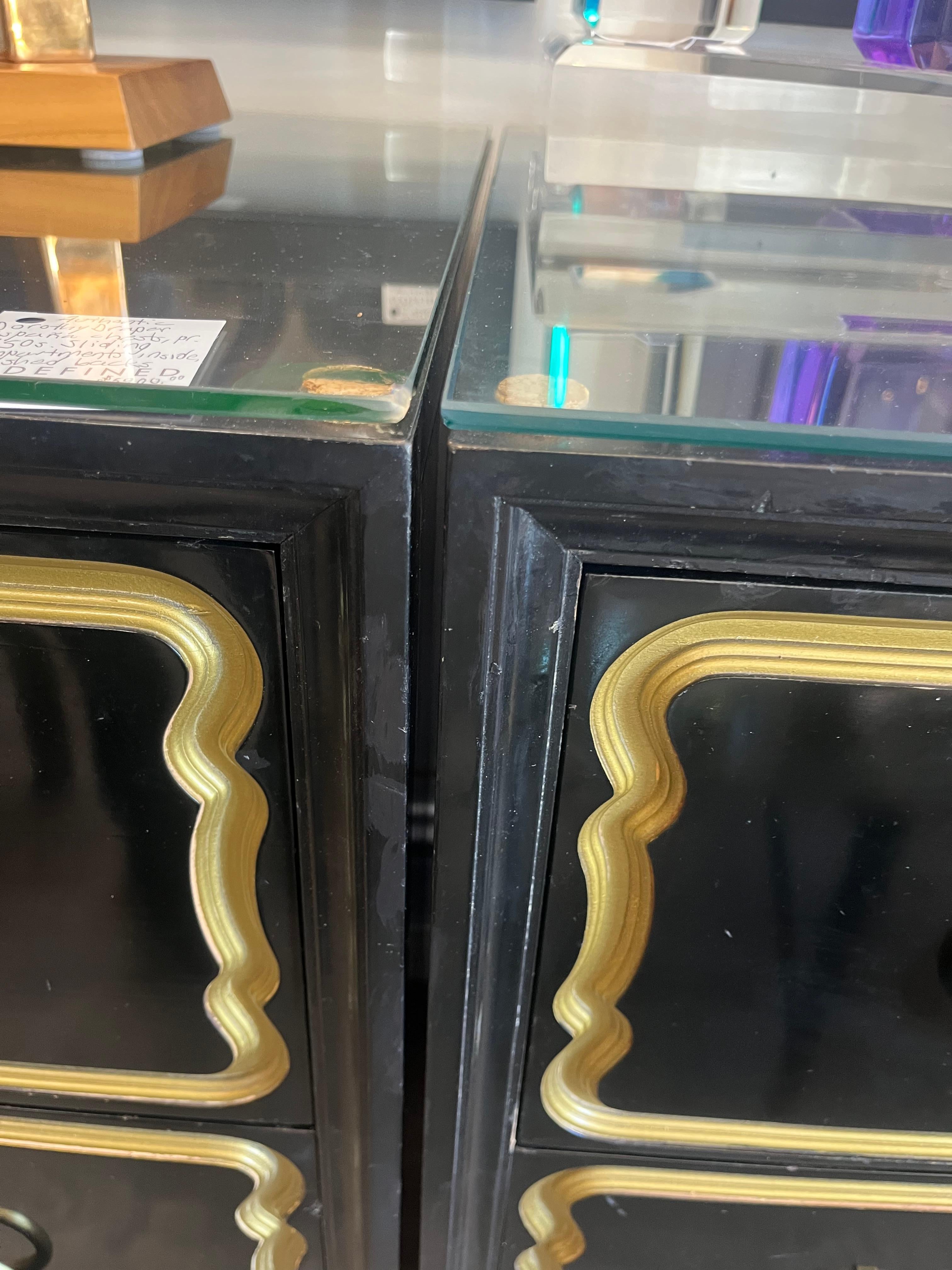 Hollywood Regency Una coppia di cassettiere 