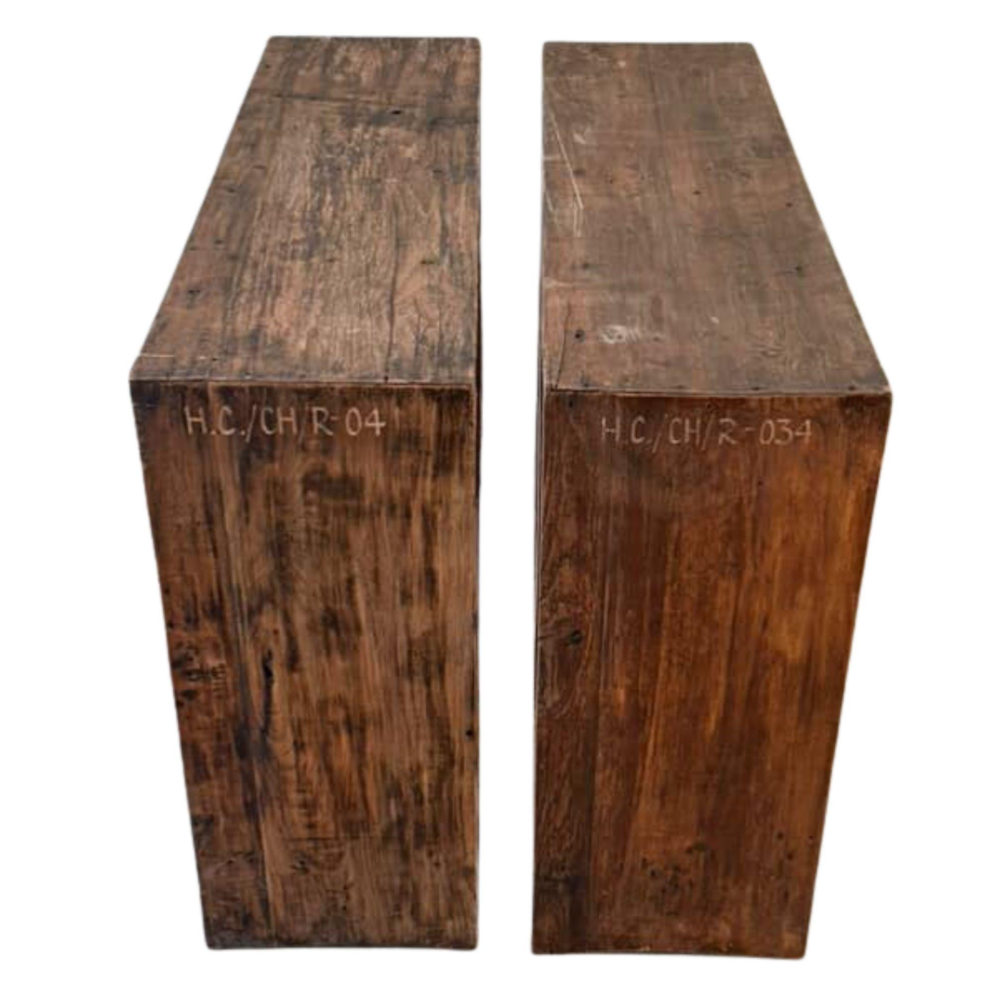 Rara coppia di schedari Pierre Jeanneret provenienti dallo stesso edificio amministrativo. 

Realizzato a mano in palissandro indiano per l'Università del Punjab, Chandigarh, circa 1957-58. Ognuno di essi conserva le marcature originali (H.C. / CH /