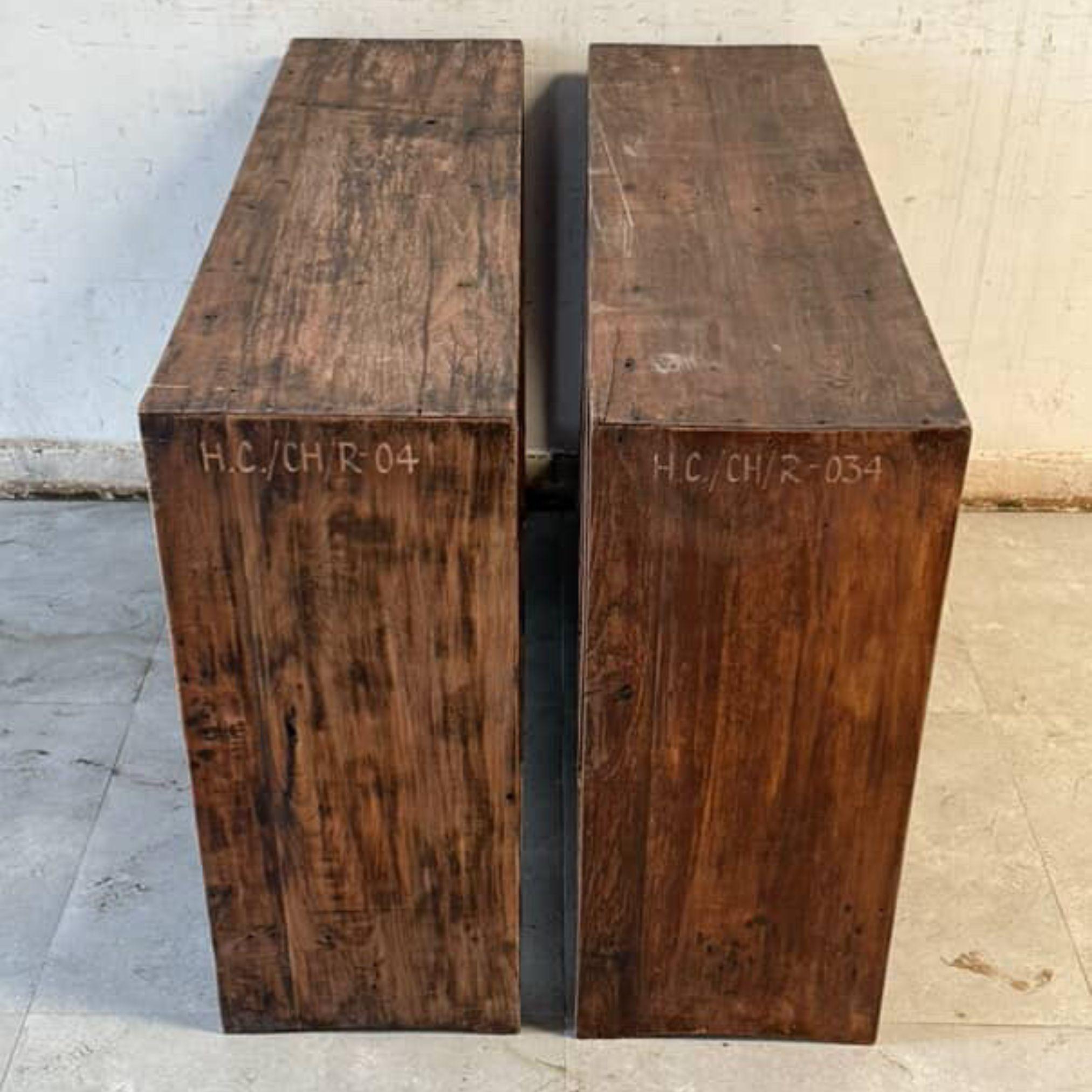 Palissandro Coppia di autentici scaffali per cartelle Pierre Jeanneret PJ-R-27-A, India, anni '50 in vendita