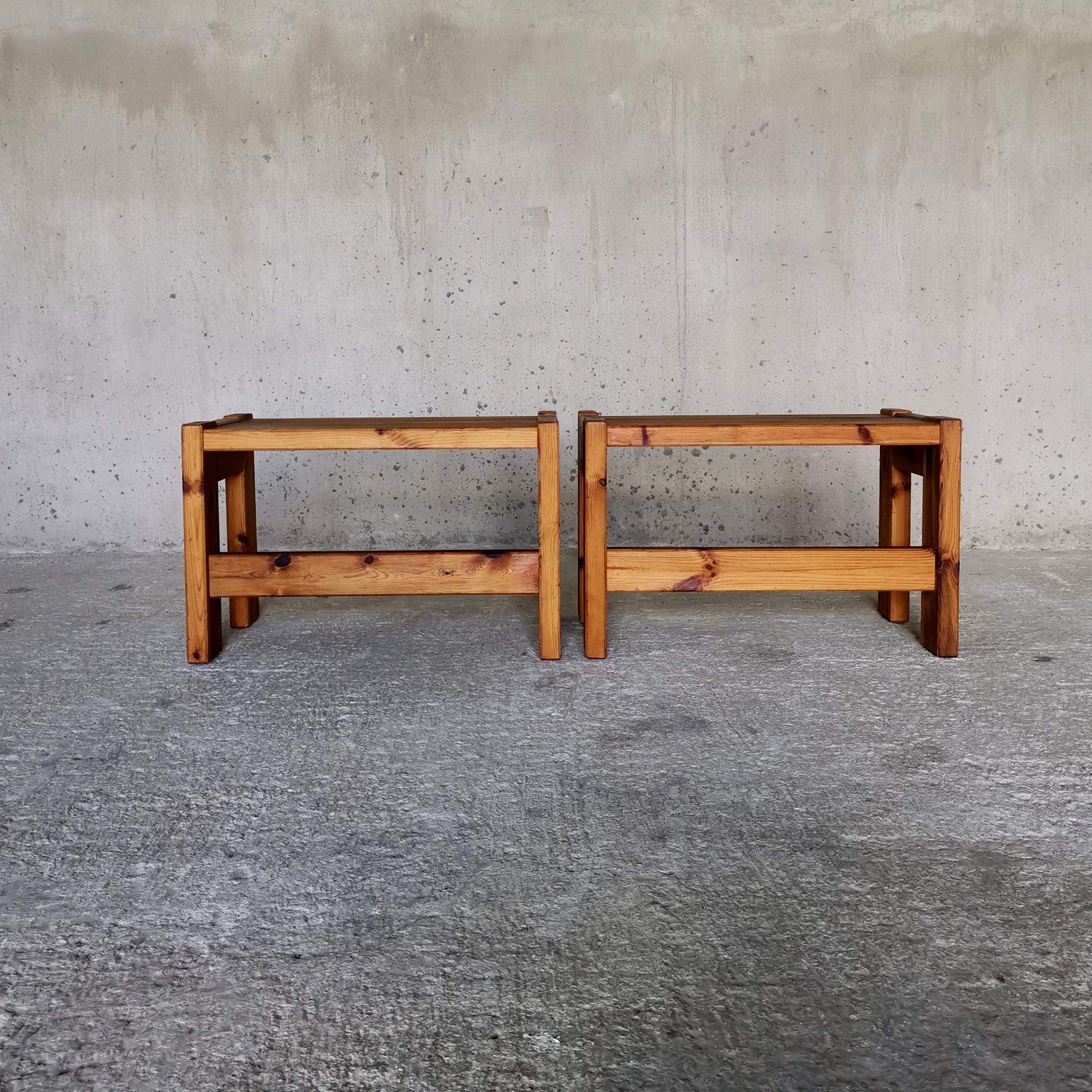 Pareja de mesas auxiliares minimalistas de pino Axel Einar Hjorth Manner, Suecia Década de 1940

Buen estado vintage con una bonita pátina oscura y brillo en la madera maciza de pino sueco 
Las Tablas han recibido una nueva capa de