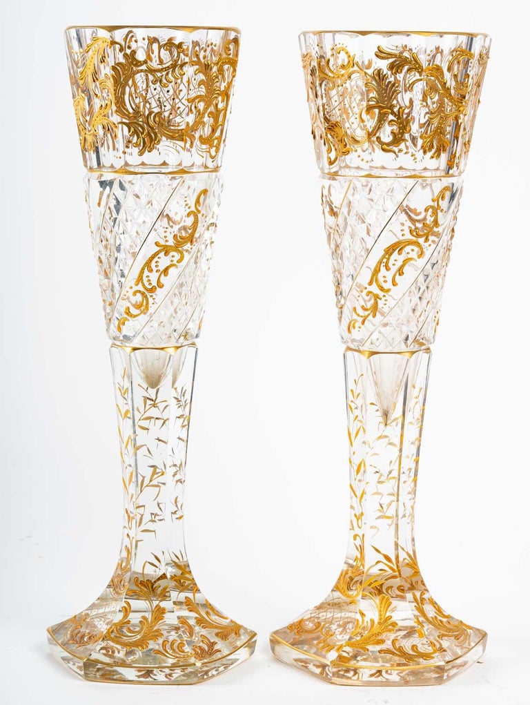 Pair of Baccarat Chased Crystal Vases In Good Condition For Sale In Saint-Ouen, FR