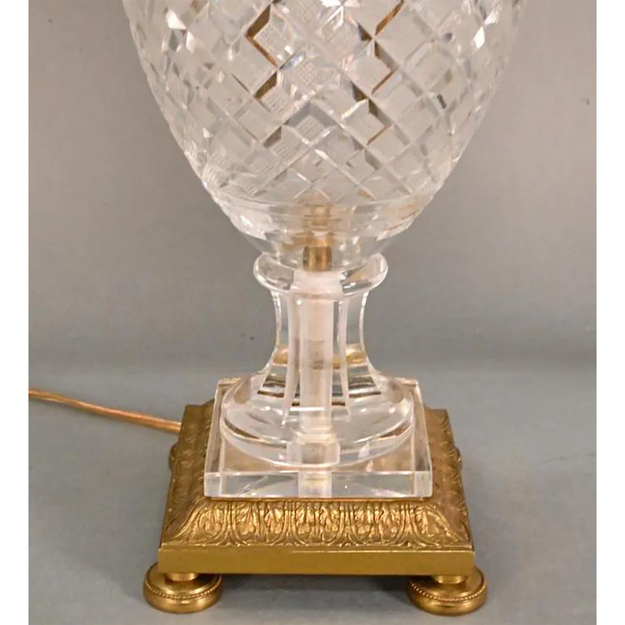Bronze Paire de lampes en cristal taillé de Baccarat en vente