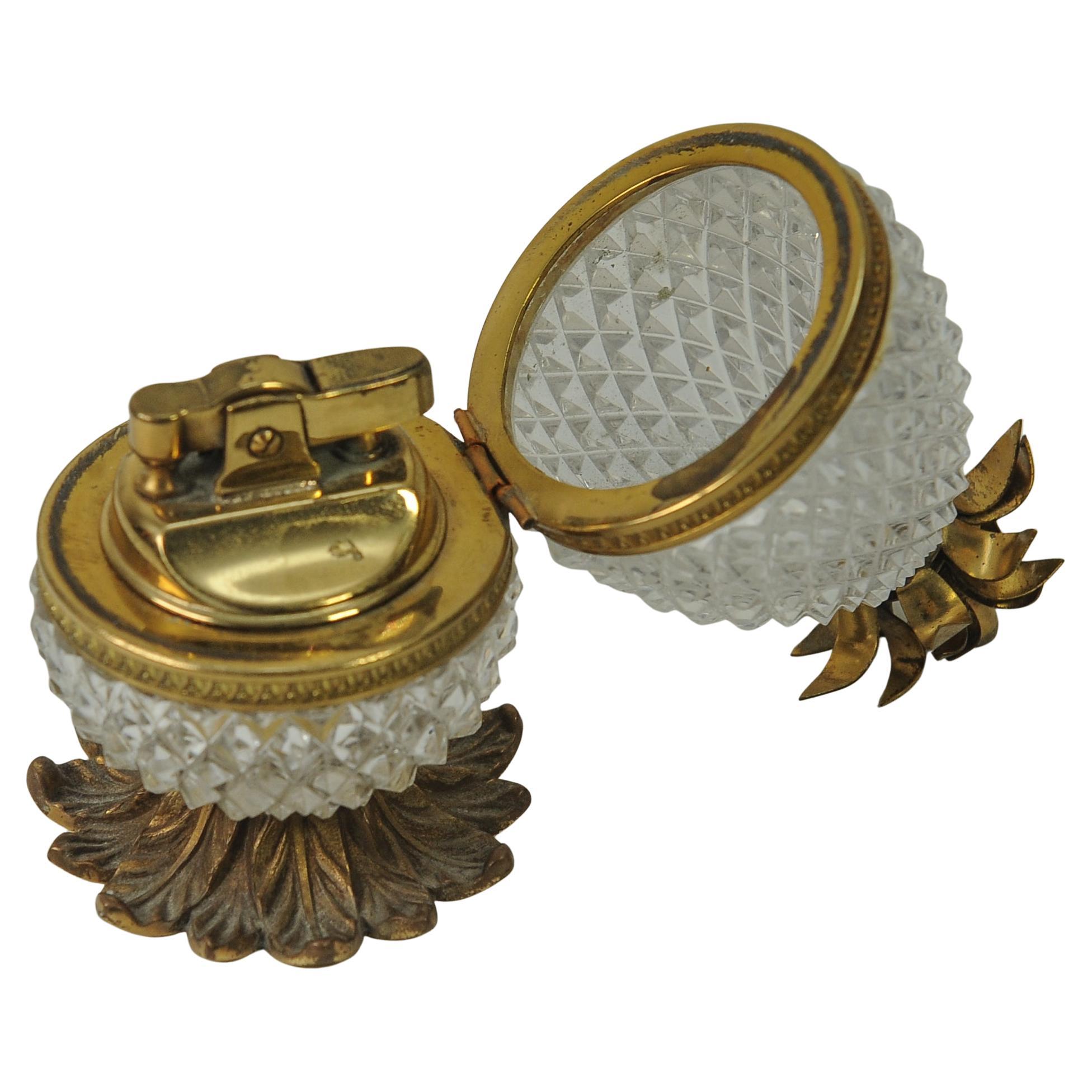Ein Paar Baccarat Diamantschliff Glas vergoldet Messing Tischfeuerzeuge der Ananas Form (Französisch) im Angebot
