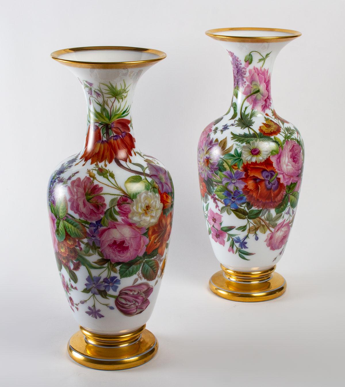A pair of Baccarat opaline vases, 19th century, 1840-1860.
Measures: H: 50 cm, D: 22 cm.