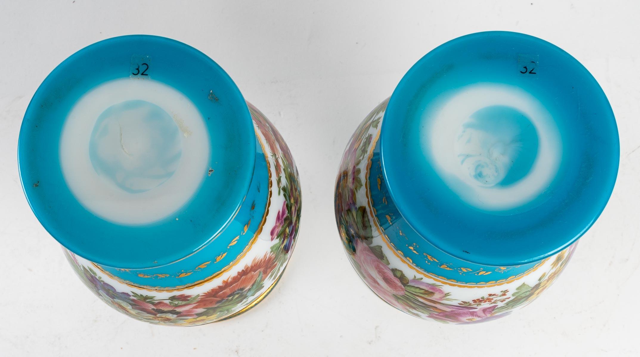 A pair of Baccarat opaline vases, white and turquoise overlay, flower scenes, circa 1840-1860.
Measures: H: 29.5 cm, D: 15 cm.