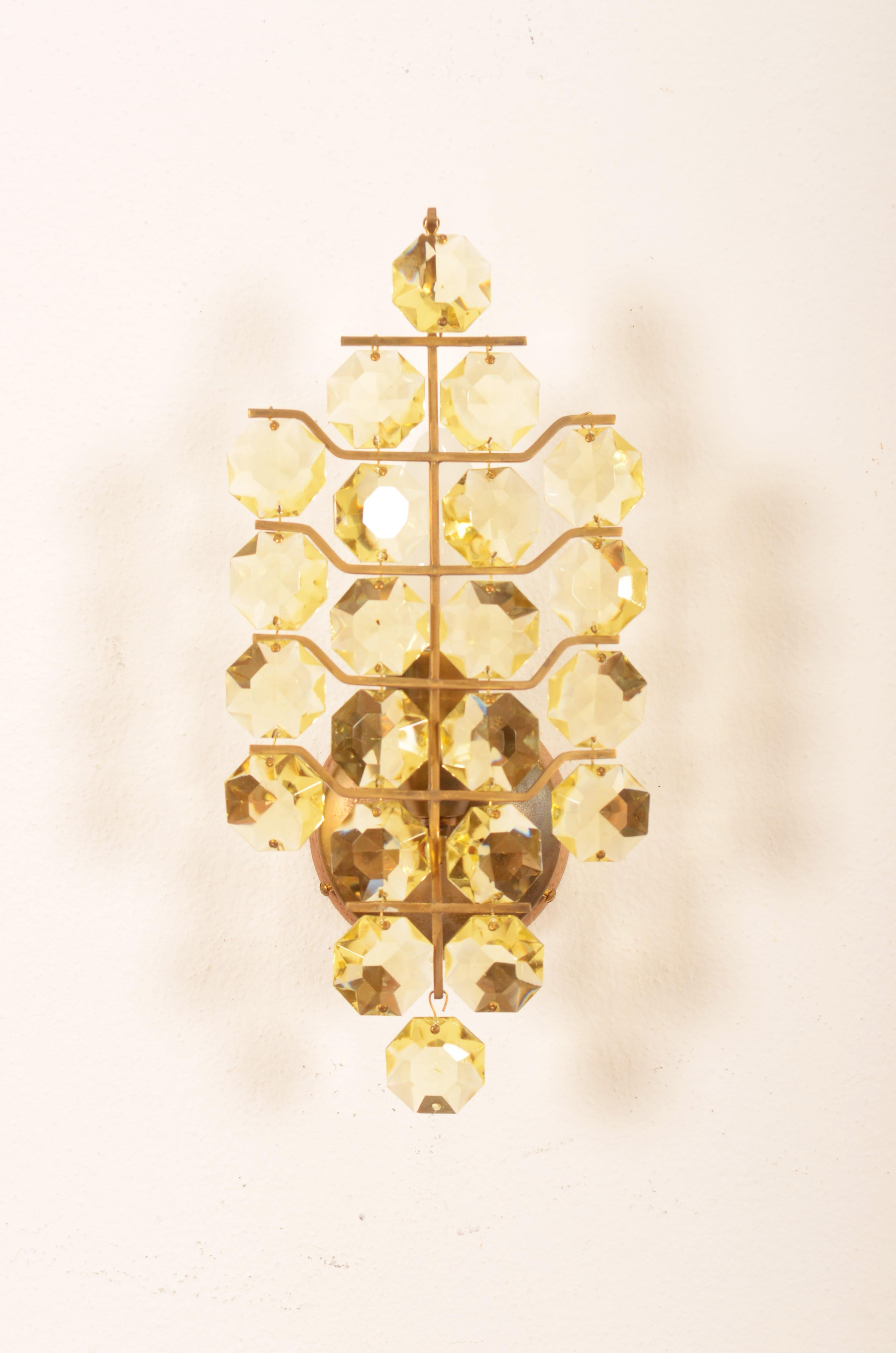 Fassung aus Messing mit gelben achteckigen Kristallen und einer E14-Fassung. Hergestellt von Bakalowits in den 1960er Jahren in Wien.
Satz von zwei.