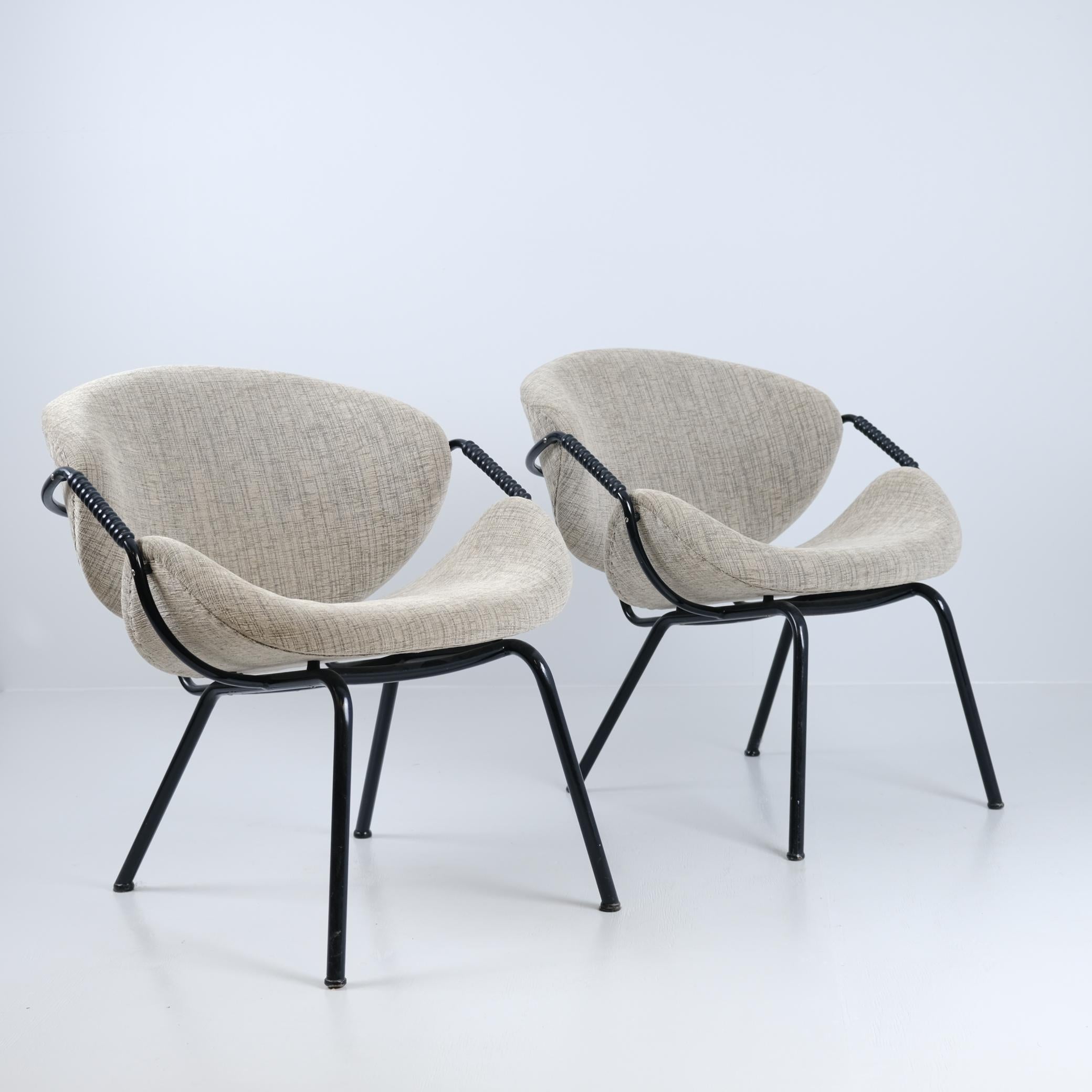Una bellissima coppia di sedie Merivaara, una delle più iconiche del design finlandese degli anni '50, disegnate da Ola Kettunen. Questa sedia, modello No. TU 611, era chiamata sedia Kulho, ovvero sedia a scodella, per ovvie ragioni. La sedia è