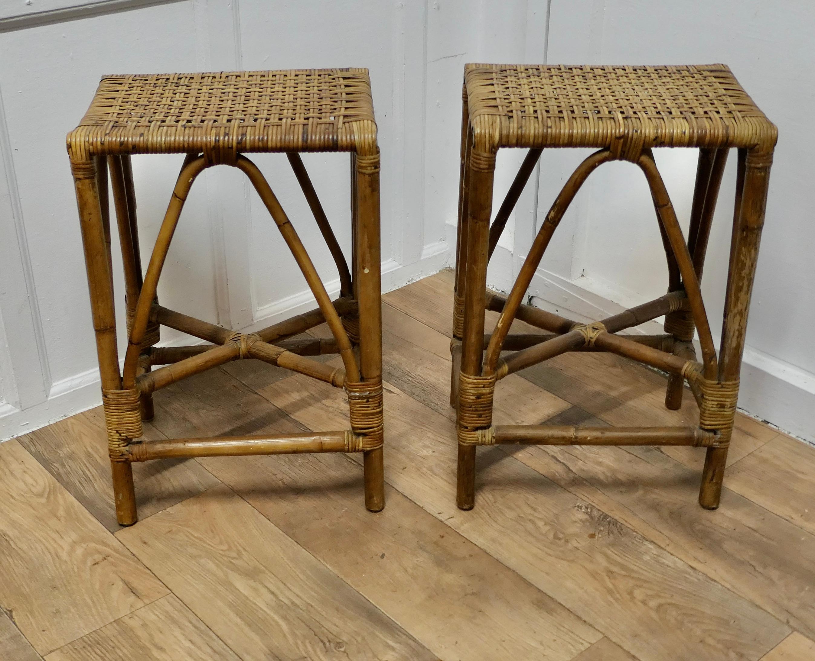 Mid-Century Modern Paire de tabourets hauts, tables ou sièges de fenêtre en bambou  Une paire très attrayante   en vente