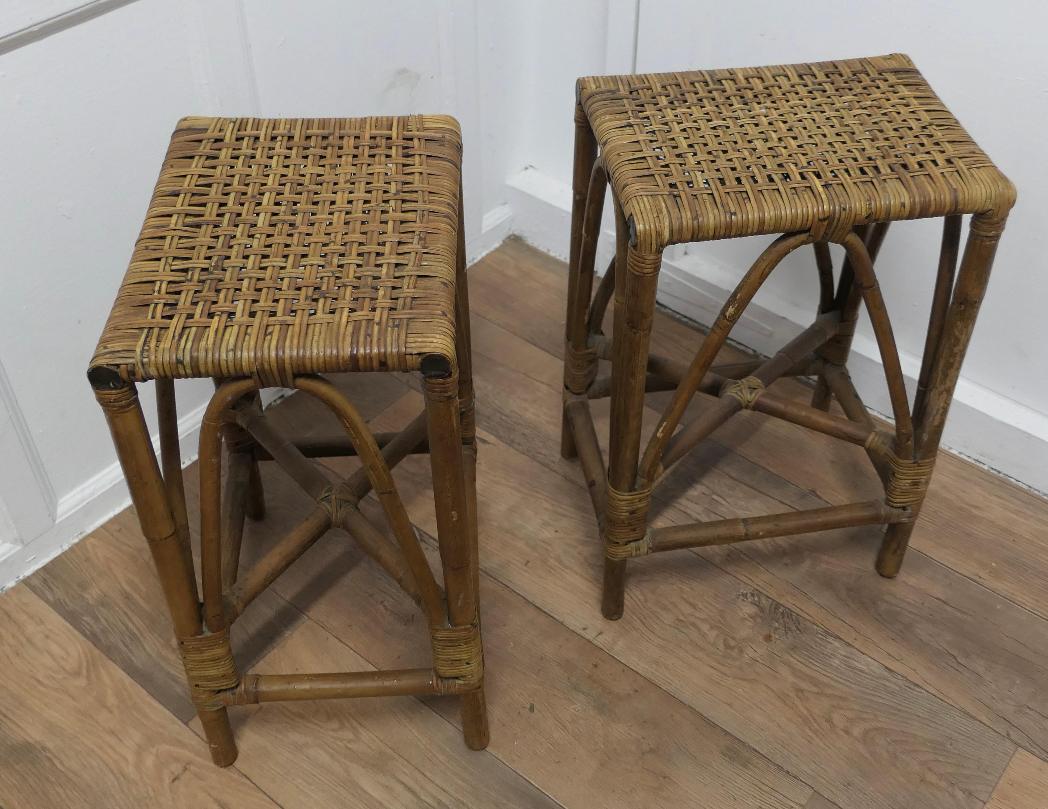 Milieu du XXe siècle Paire de tabourets hauts, tables ou sièges de fenêtre en bambou  Une paire très attrayante   en vente