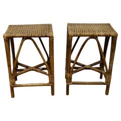 Paire de tabourets hauts, tables ou sièges de fenêtre en bambou  Une paire très attrayante  