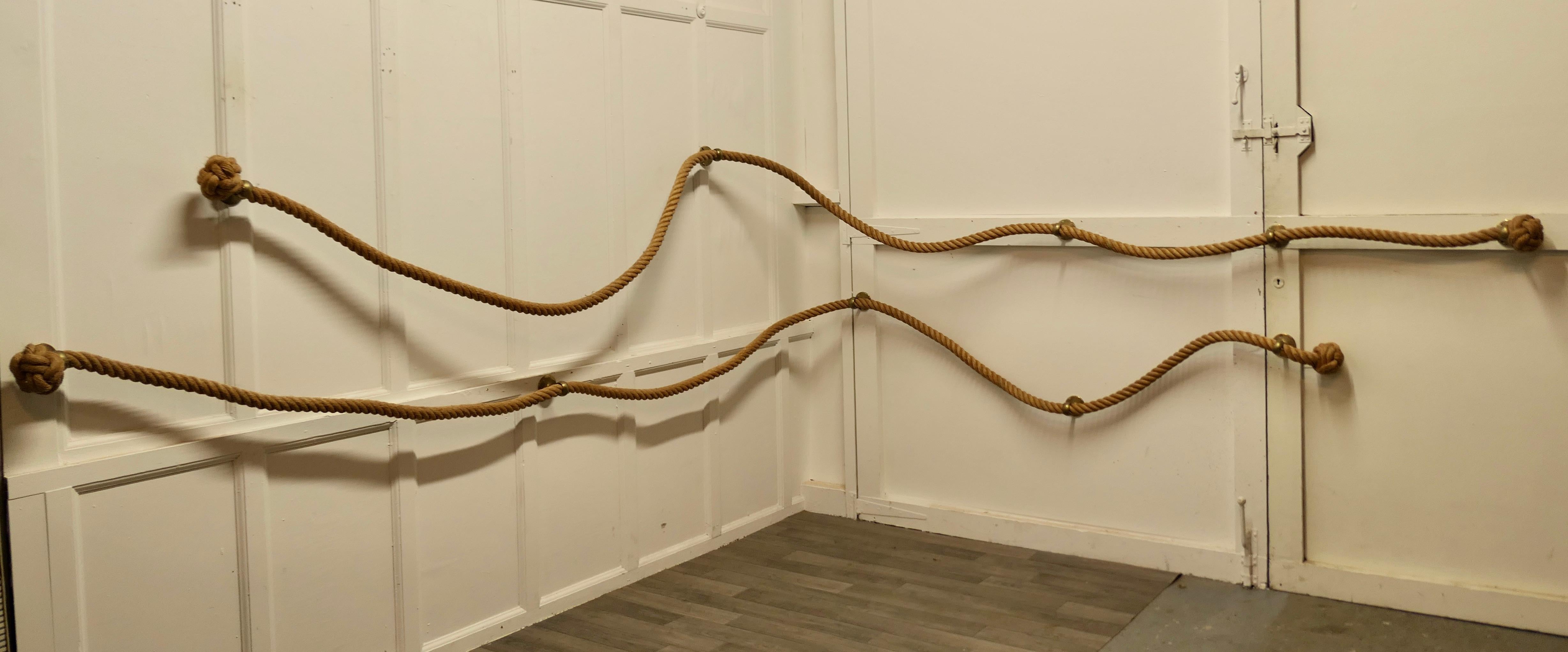 Ein Paar Banister-Eisen, handgefertigt in Sisal (Seil) im Angebot