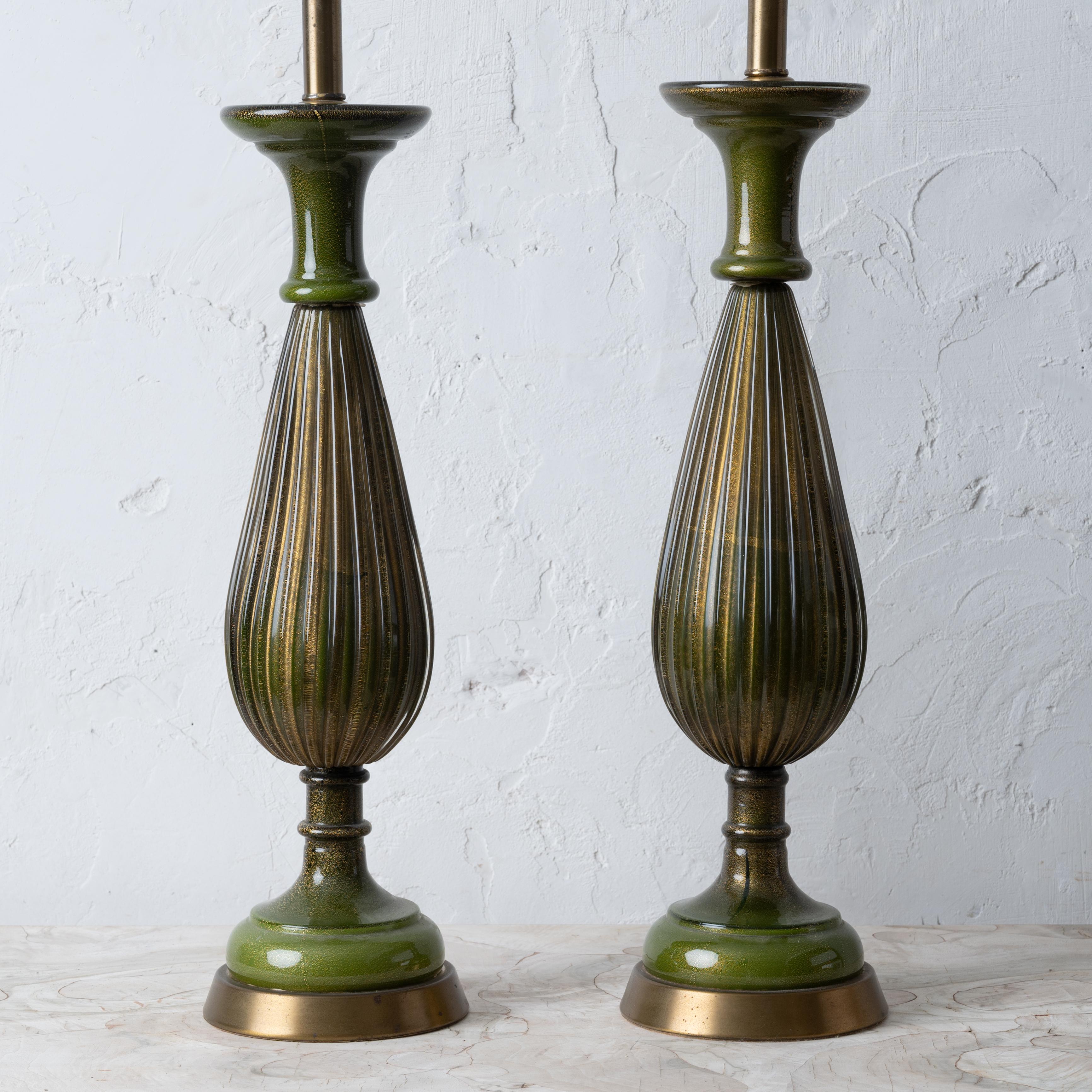 Paire de lampes en verre de Murano de Barovier&Toso, milieu du 20e siècle.

6 pouces de large à la base, 38 pouces de haut jusqu'à l'embout ; 20 ¾ pouces jusqu'au sommet du verre


