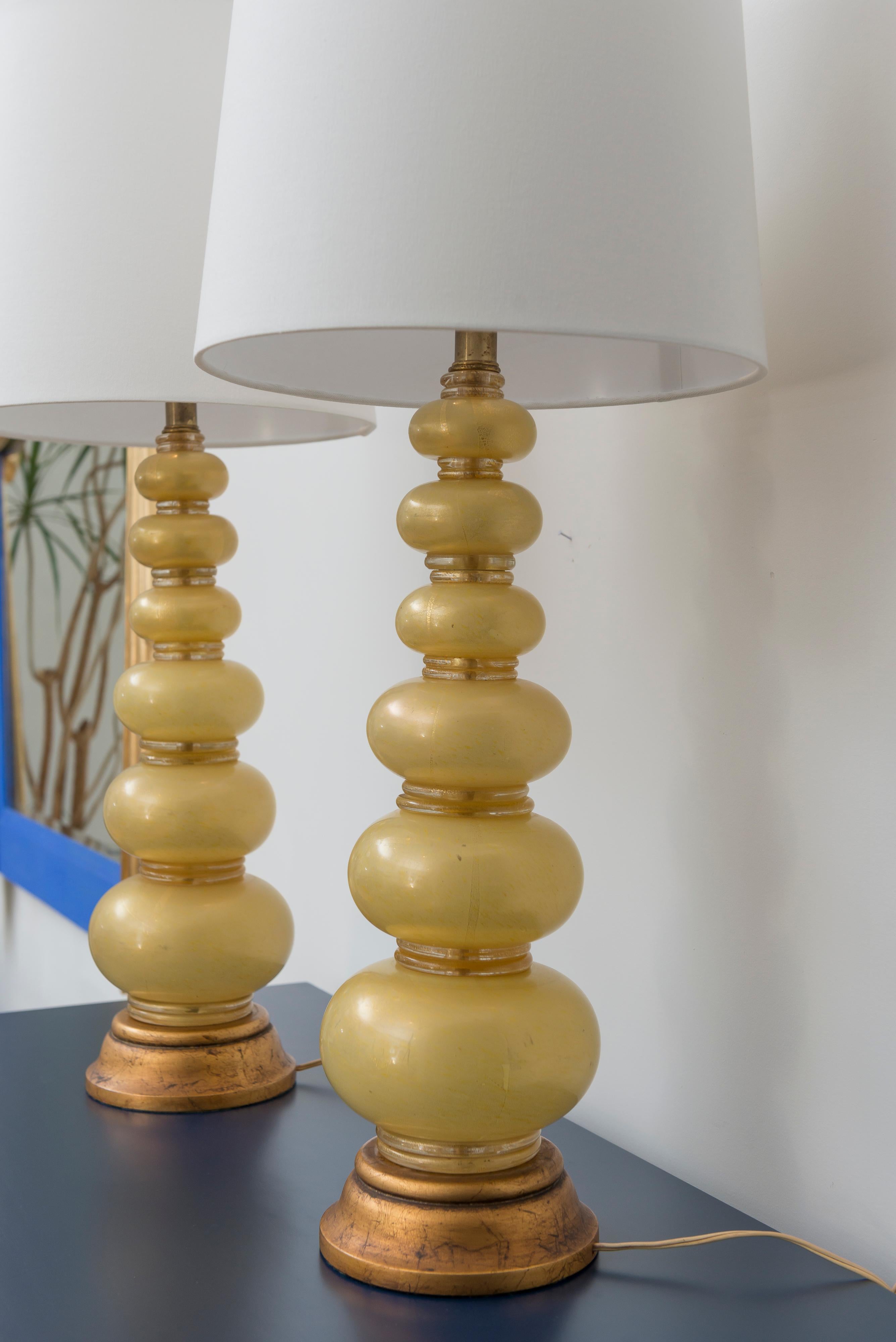 Murano-Glaslampe mit Goldeinschlüssen von Barovier & Toso. Schöne Proportionen mit elegantem, langgestrecktem Körper. Neu verkabelt. Die Lampenschirme sind nicht enthalten.
