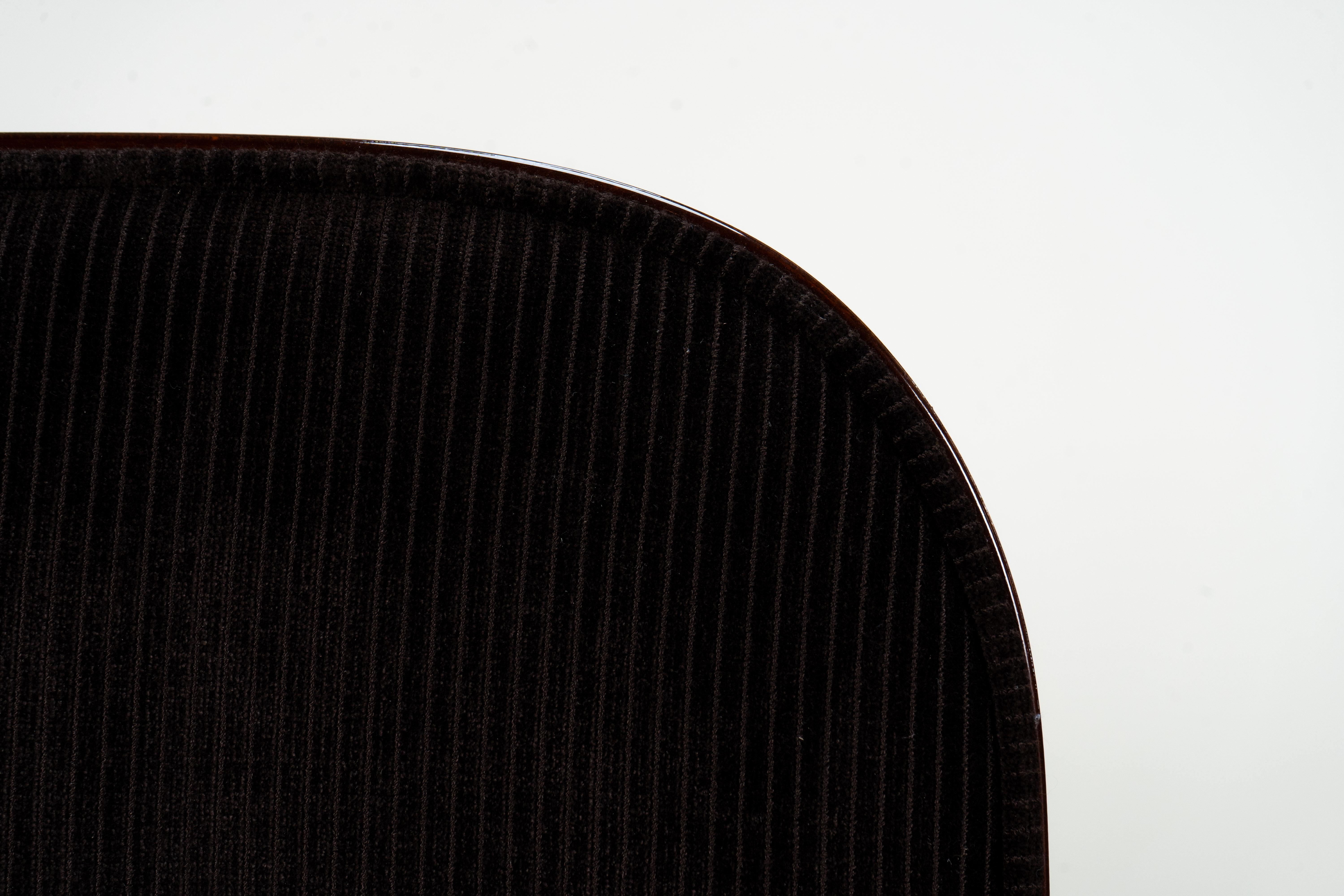 A Pair of Barrel-Back Arm chairs in vendita 3