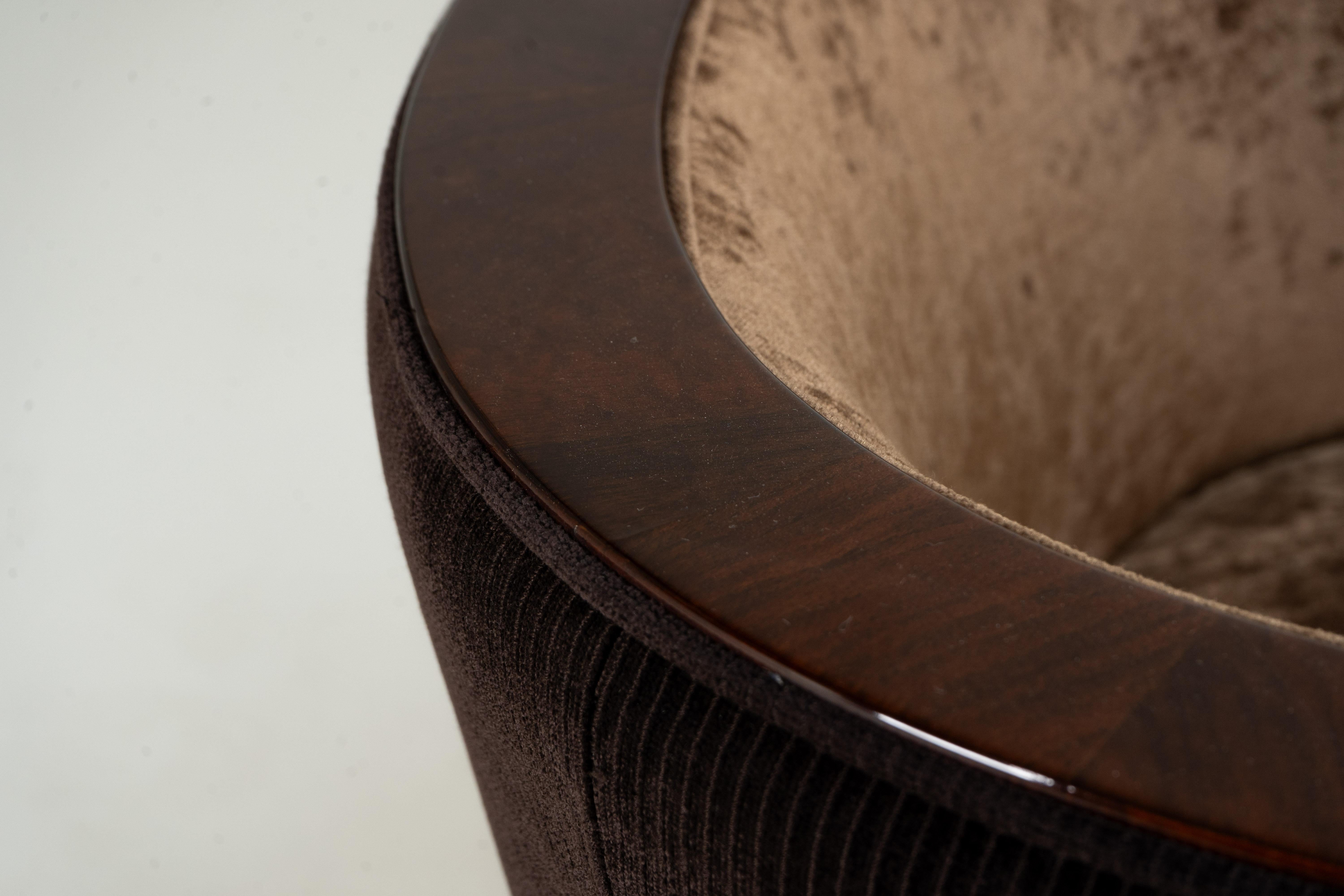 A Pair of Barrel-Back Arm chairs in vendita 4
