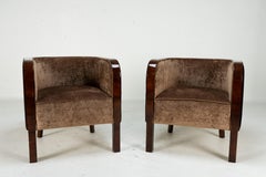 Un par de sillones con respaldo de barril