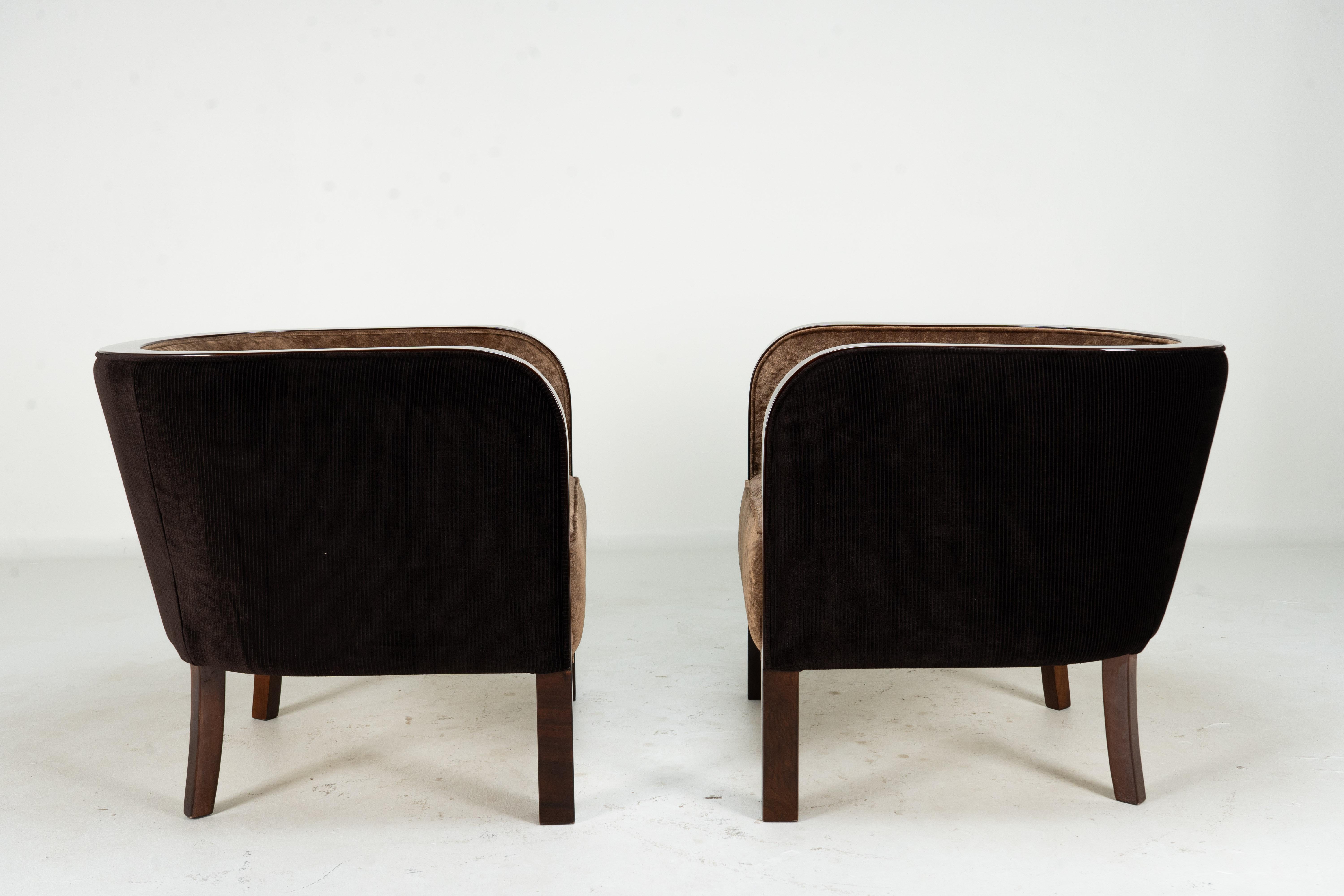 Ungherese A Pair of Barrel-Back Arm chairs in vendita