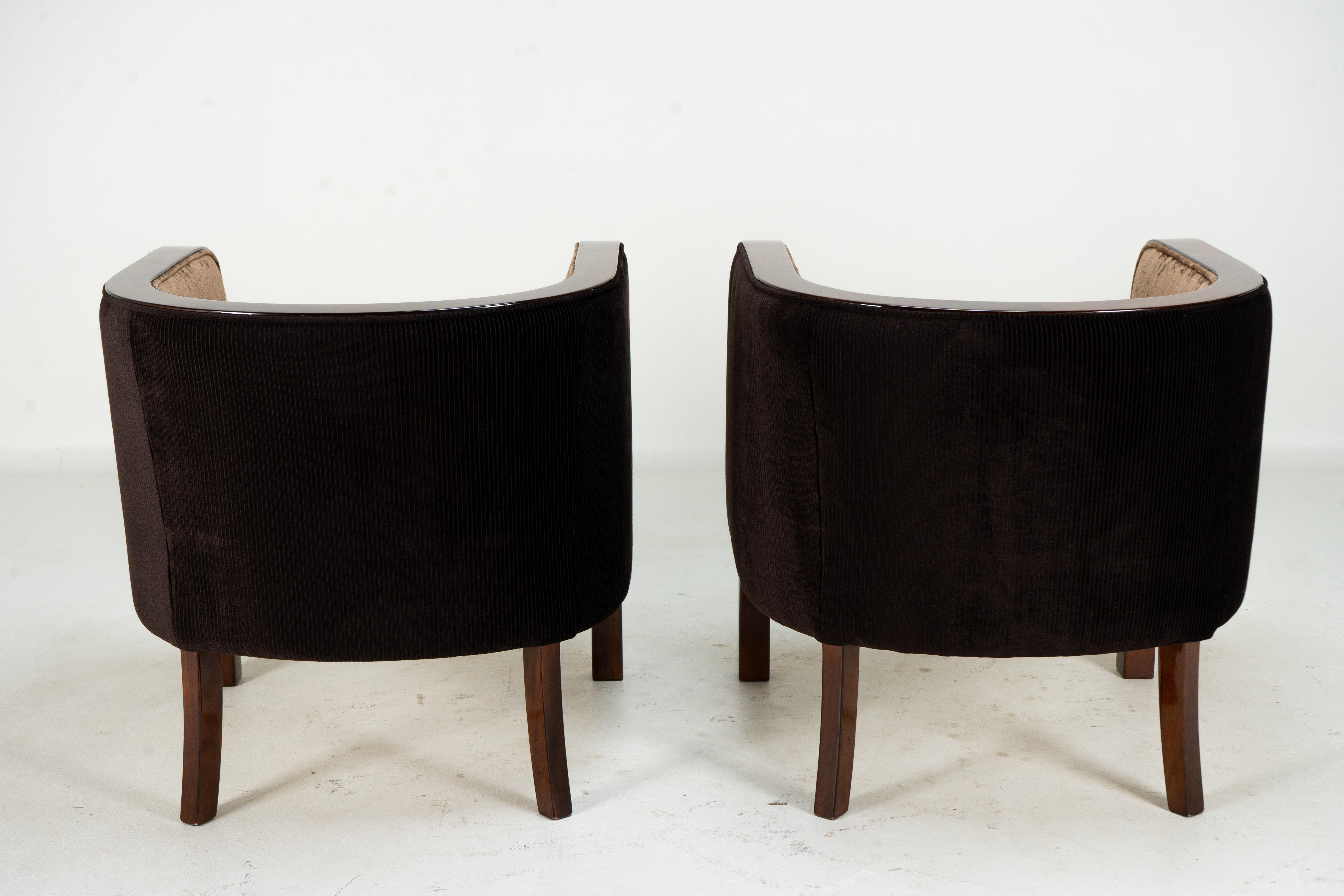 Impiallacciato A Pair of Barrel-Back Arm chairs in vendita