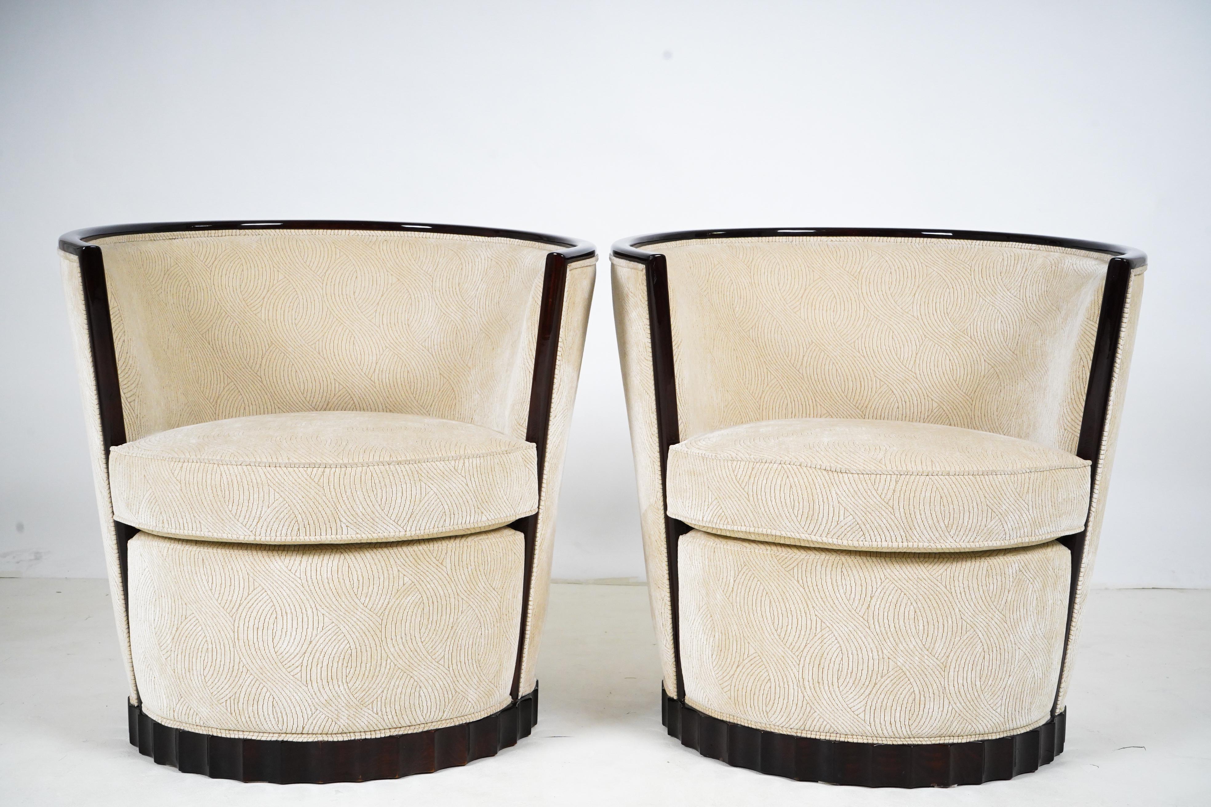 Ces fauteuils élégants sont basés sur un design Art déco français classique. Les fabricants de meubles hongrois ont prospéré pendant l'entre-deux-guerres, perfectionnant les designs épurés de l'Art déco, qui provenaient pour la plupart de France.