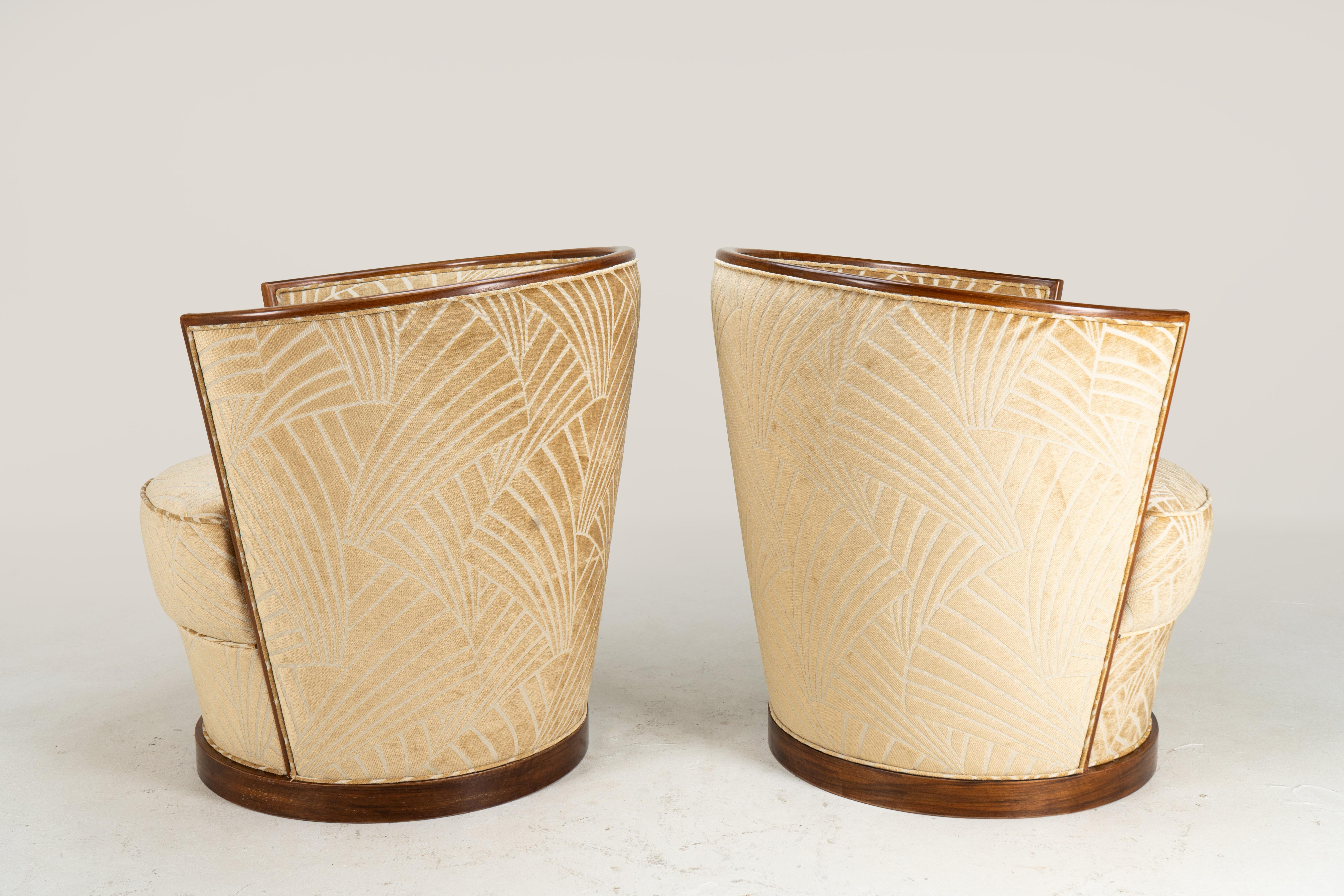 20th Century A Pair of Barrel-Back Art Deco Lounge Chairs For Sale