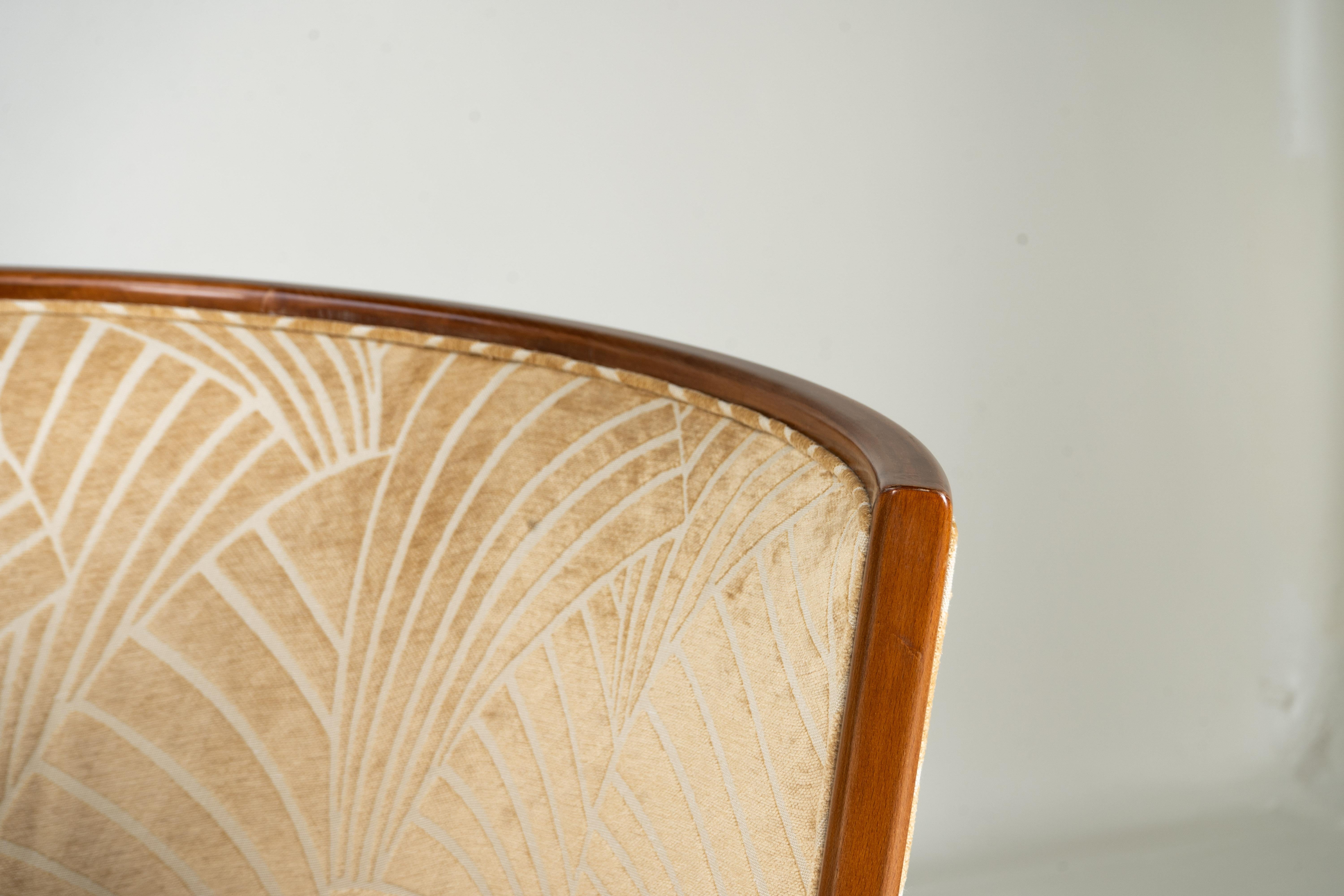 A Pair of Barrel-Back Art Deco Lounge Chairs For Sale 1
