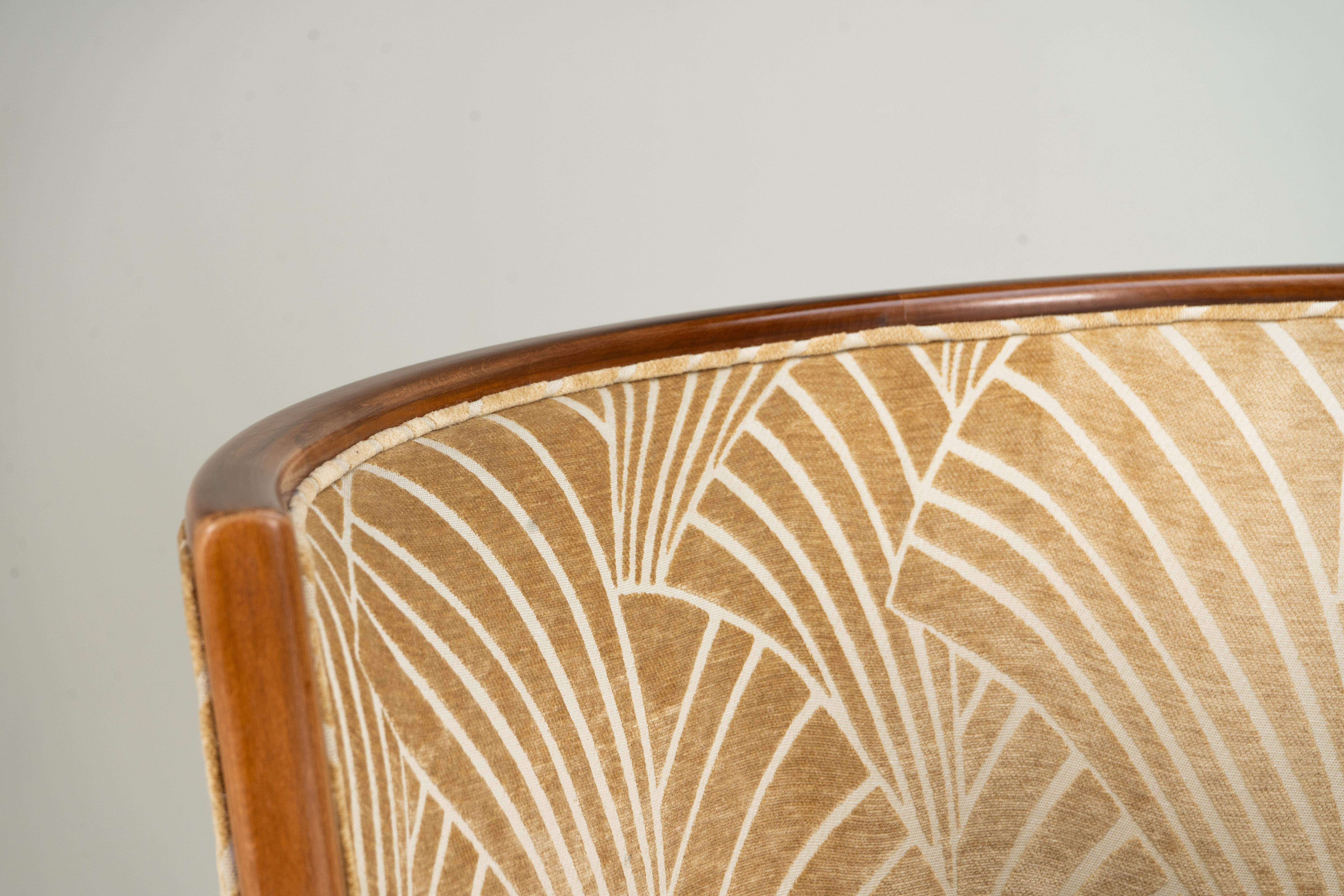 A Pair of Barrel-Back Art Deco Lounge Chairs For Sale 2