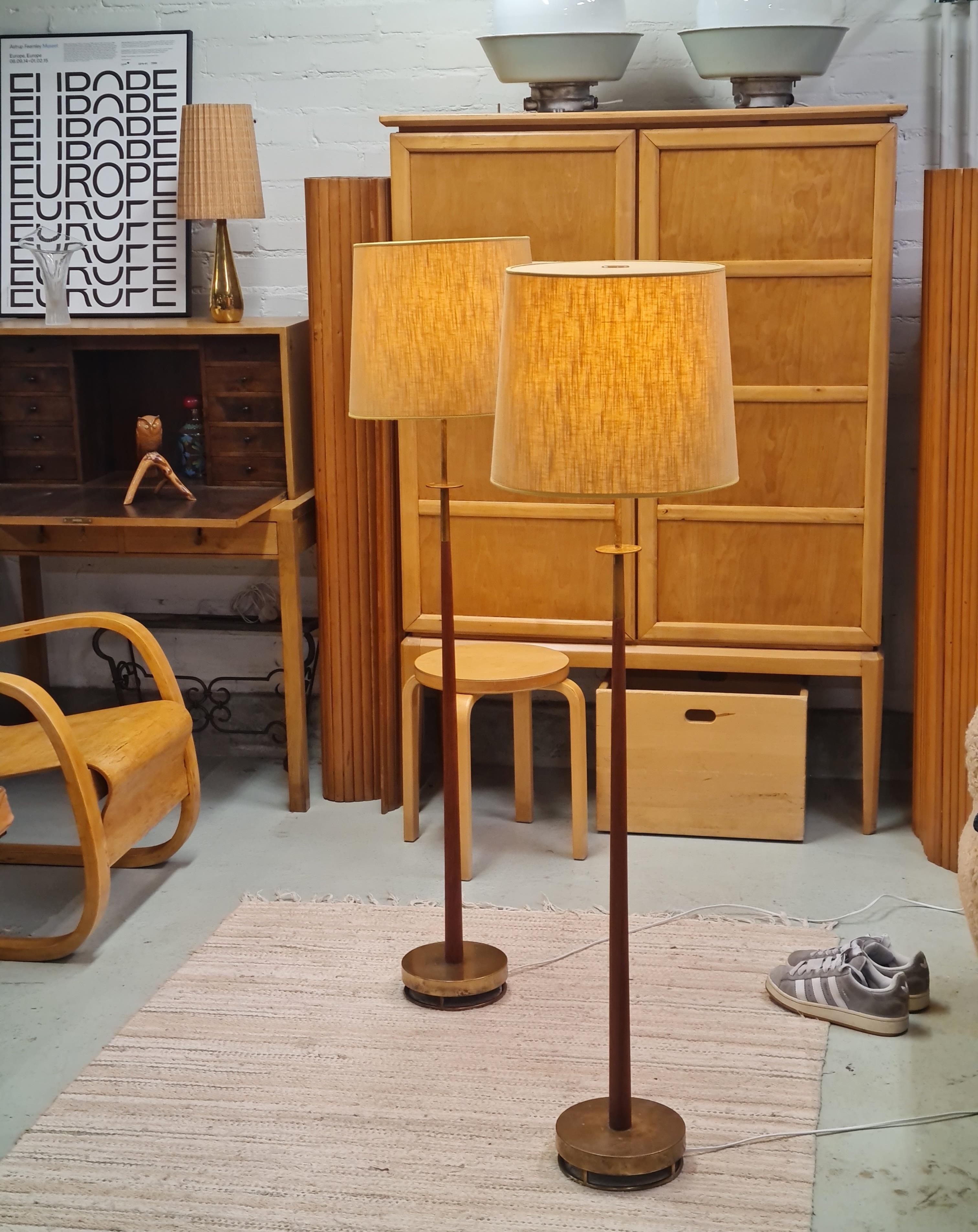 Ein Paar Stehlampen aus Bass und Teakholz, Maria Lindeman zugeschrieben, Idman, 1950er Jahre im Angebot 6