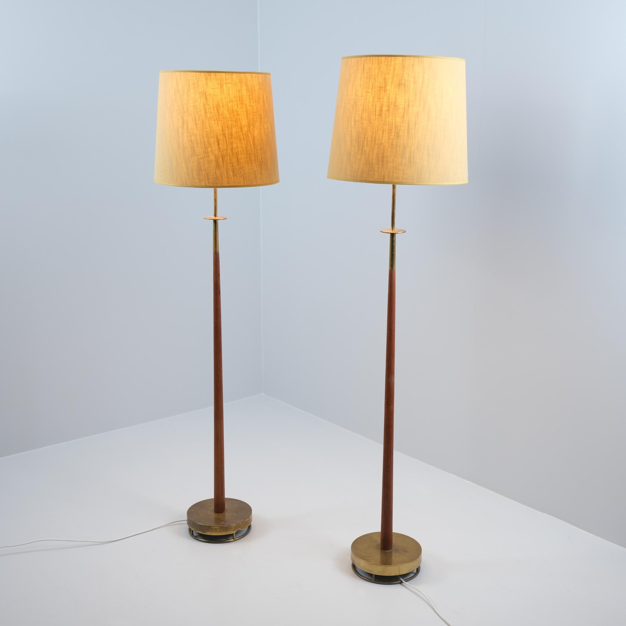 Ein schönes Paar seltener Stehlampen von Idman aus den 1950er Jahren. Dieses Modell wird Maria Lindeman zugeschrieben, die neben Paavo Tynell und Mauri Almari zu den Chefdesignern des führenden Leuchtenherstellers Idman gehörte. Andere schreiben