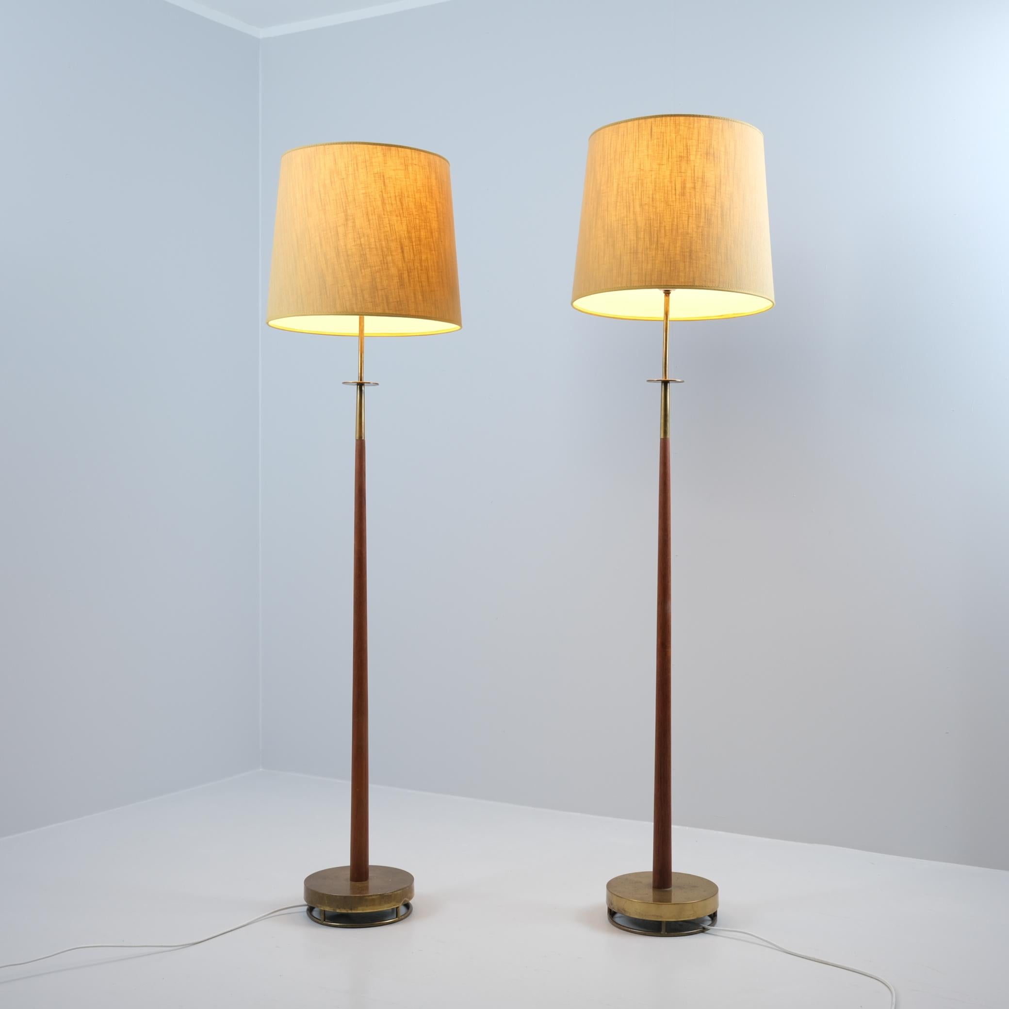 Ein Paar Stehlampen aus Bass und Teakholz, Maria Lindeman zugeschrieben, Idman, 1950er Jahre (Skandinavische Moderne) im Angebot
