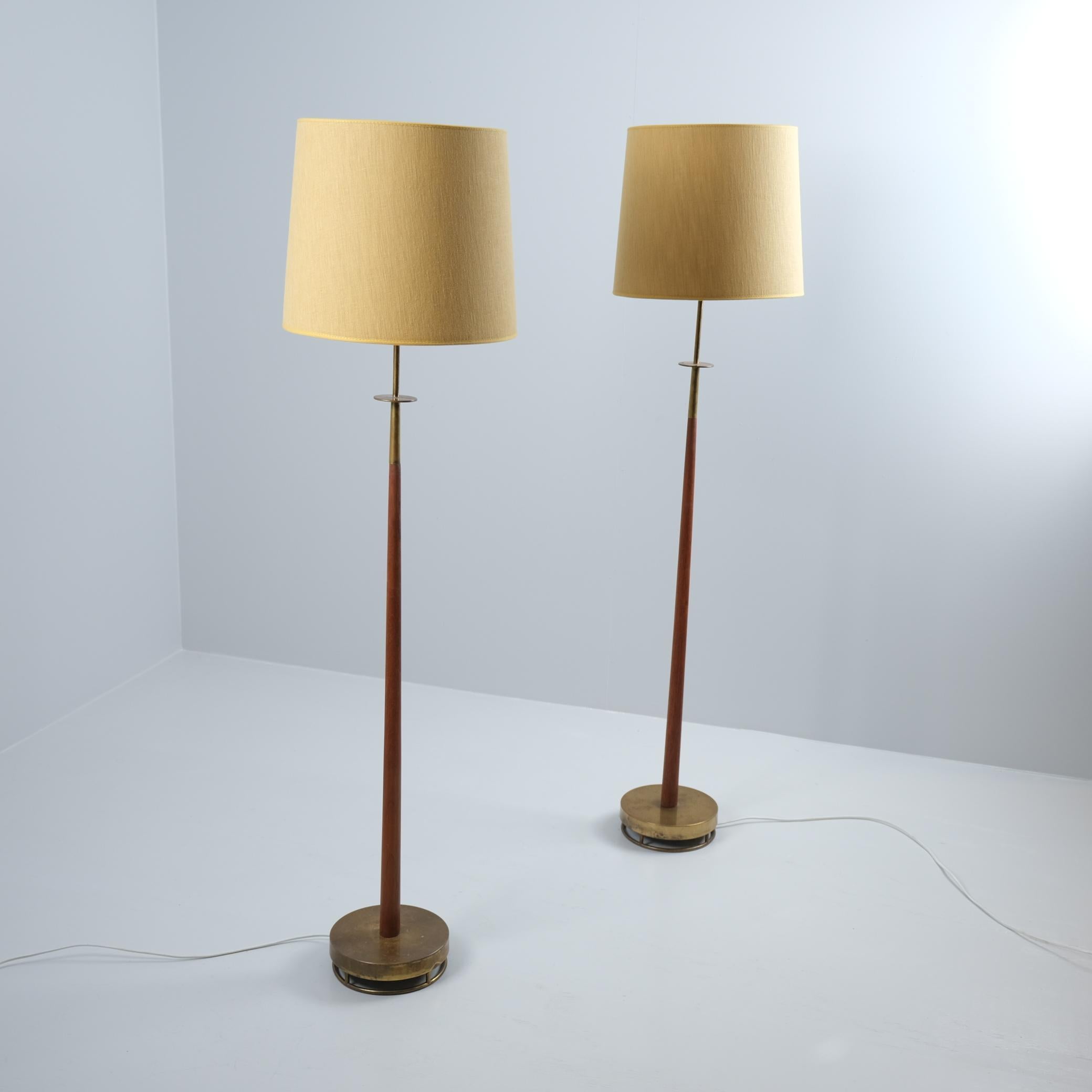 Ein Paar Stehlampen aus Bass und Teakholz, Maria Lindeman zugeschrieben, Idman, 1950er Jahre im Angebot 2