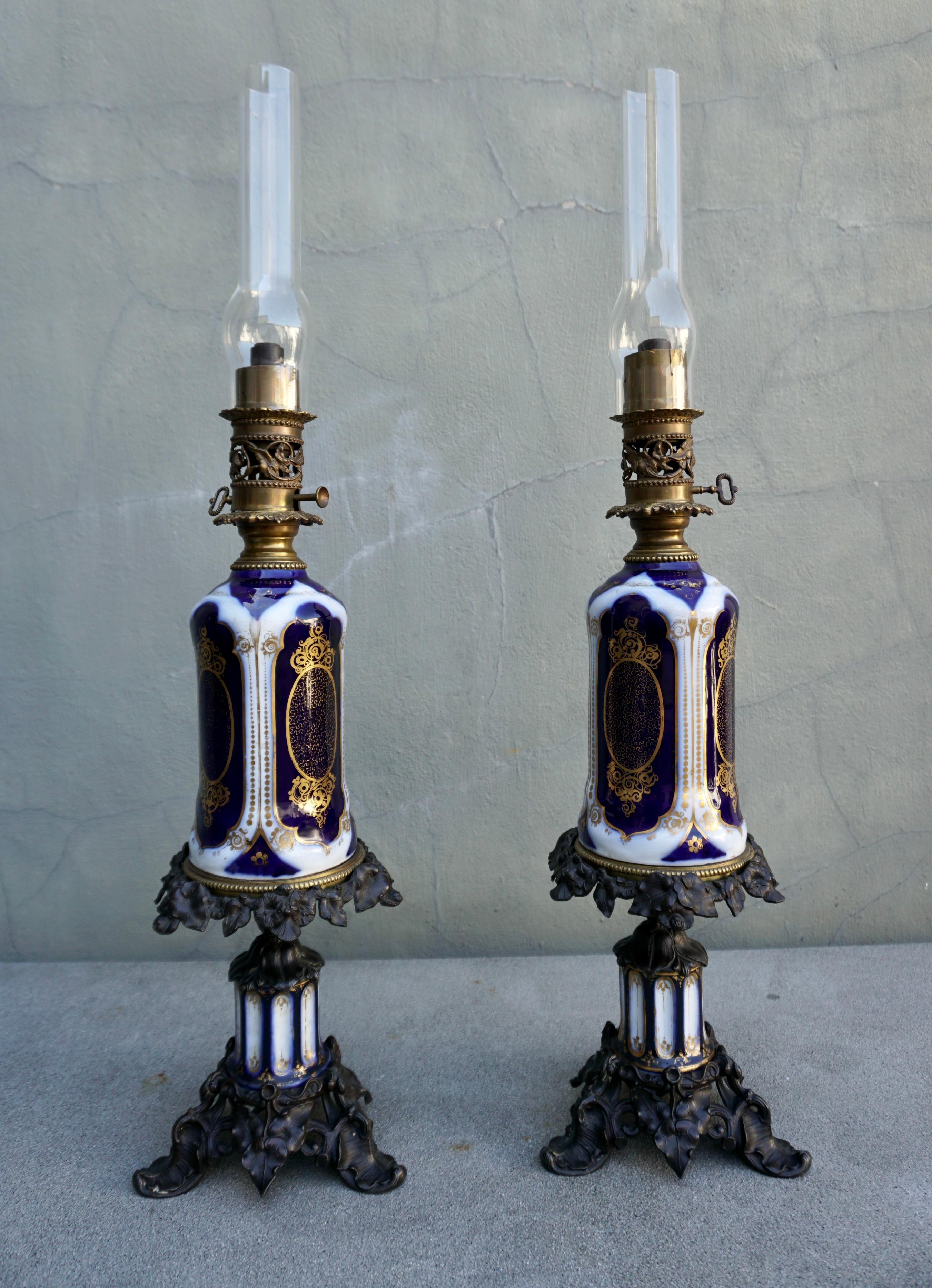 Victorien Paire de lampes à huile de Bayeux avec montures en bronze en vente